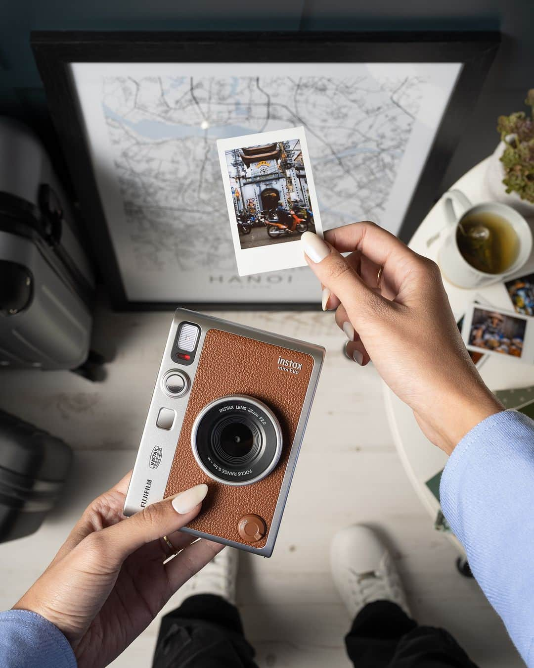 Fujifilm instaxさんのインスタグラム写真 - (Fujifilm instaxInstagram)「＼使ってみたい！と思ったら「📷」でコメントしてくださいね／ 【高級感のあるカメラデザイン🐻INSTAX mini Evo】  INSTAX mini Evoに、「ブラウン」が新登場🧸🤎 クラシックなデザインが、より際立つおしゃれカラーです🌙  Evoは、ボタンやダイヤルにシルバー塗装が施された、高級感あふれる1台。  どんなファッションにも合わせやすく、お気に入りのアイテムになること間違いなしです☺️✨  ﹋﹋﹋﹋﹋﹋﹋﹋﹋﹋﹋﹋﹋﹋﹋﹋﹋﹋﹋﹋﹋﹋﹋﹋ ˗ˏˋ 「𝐢𝐧𝐬𝐭𝐚𝐱 <チェキ> 」公 式 ア カ ウ ン ト ˎˊ˗ 　チェキを楽しむためのヒントをたっぷりとお届け…🤍   　📷新商品情報 　📷すてきな投稿紹介  　📷 撮影アイデア  🏷 #チェキ #instax  タグ付け&メンションしてね♡  素敵な投稿はこのアカウントで紹介しちゃうかも🌷   𝑪𝑯𝑬𝑪𝑲 👉@cheki_instax ﹋﹋﹋﹋﹋﹋﹋﹋﹋﹋﹋﹋﹋﹋﹋﹋﹋﹋﹋﹋﹋﹋﹋﹋ #チェキ #INSTAXlife #INSTAX #INSTAXmini  #INSTAXcamera #cheki #FUJIFILM #富士フイルム #チェキのある生活 #マイチェキ #INSTAXminiEvo #インスタックスミニエヴォ #フィルムカメラのある生活 #フィルムカメラ #selfie #カメラ女子 #チェキ女子 #ブラウンコーデ #ベージュコーデ #レザー小物 #おしゃれアイテム #可愛い小物 #お気に入りに囲まれた暮らし #淡色女子 #マストアイテム #綺麗めカジュアル #カジュアルファッション」7月26日 18時00分 - cheki_instax