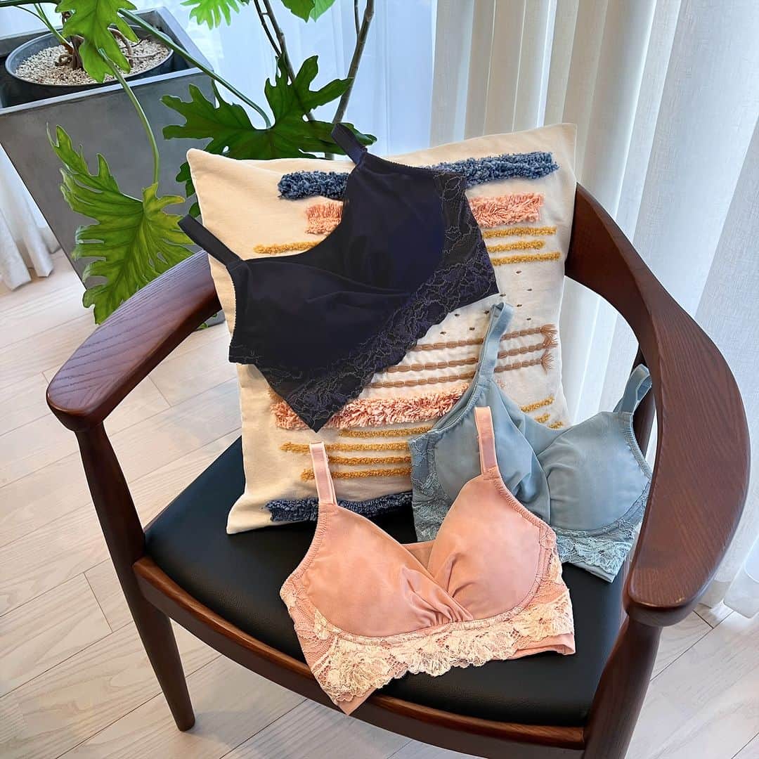 BradelisNewYork/ブラデリスニューヨークのインスタグラム：「. New Arrival.+  カシュクールデザインが可愛い≪Plushブラ≫の新作は、 立体感のあるバラ柄にコード糸がアクセント°˖❁  アウターに響きにくいデザインで、 従来よりもギャザーの分量を減らし、よりすっきりとしたカップになりました♪  色は、大人な【ネイビー】と清涼感のある【ブルーグレー】 可憐な【アプリコット】の3色展開です◎  ・ ・ ・ ※ご使用のパソコンモニターやスマートフォンの画面によっては、商品の色合いが画面表示のものと現物で異なる場合があります。  #ブラデリスニューヨーク #ブラデリス #bradelisnewyork #育乳ブラ #bradelis #育乳 #補整ブラ #補整下着 #補正 #補正ブラ #スタイルアップ #ボディメイク #新作 #aw #styleup #バストケア #美ボディ #秋冬  #ノンワイヤーブラ #補整ノンワイヤー」