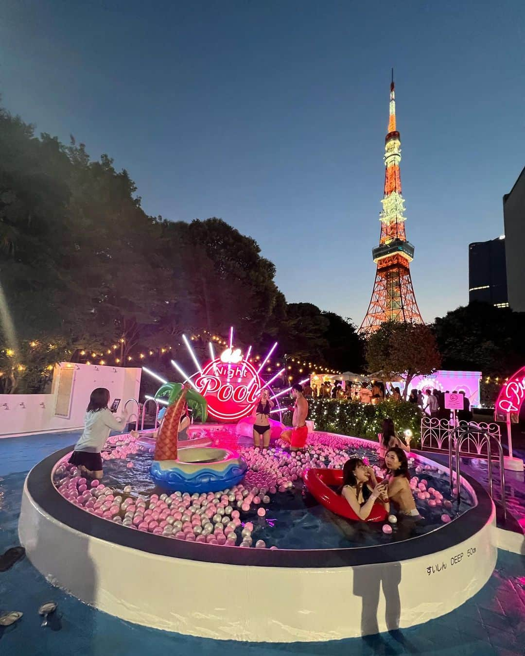 日下裕江さんのインスタグラム写真 - (日下裕江Instagram)「映えカクテルジュース🍸  東京プリンスのナイトプールで飲んだ 映えカクテルをPostし忘れたので、 記念にPost✨  ※ノンアルなのでご安心を❀.*･ﾟ  こういう夏気分を味わえるものあると良いよね✨  夏の夜は涼しくて好き💓  ベンチでまったりするだけでも楽しくて、プール入るの本当は億劫だったwww  大人になるとあるあるよね〜ww  子供産まれるとそうも言ってられなくなるから、今のうちに自分の時間を満喫しなきゃ✨  #東京プリンスホテルナイトプール #東京プリンスホテルガーデンプール #東京プリンスホテル #東京プリンス #映えカクテル #カクテルジュース #映え #夏気分 #夏モード #プールサイドで」7月26日 17時52分 - hiroe___h