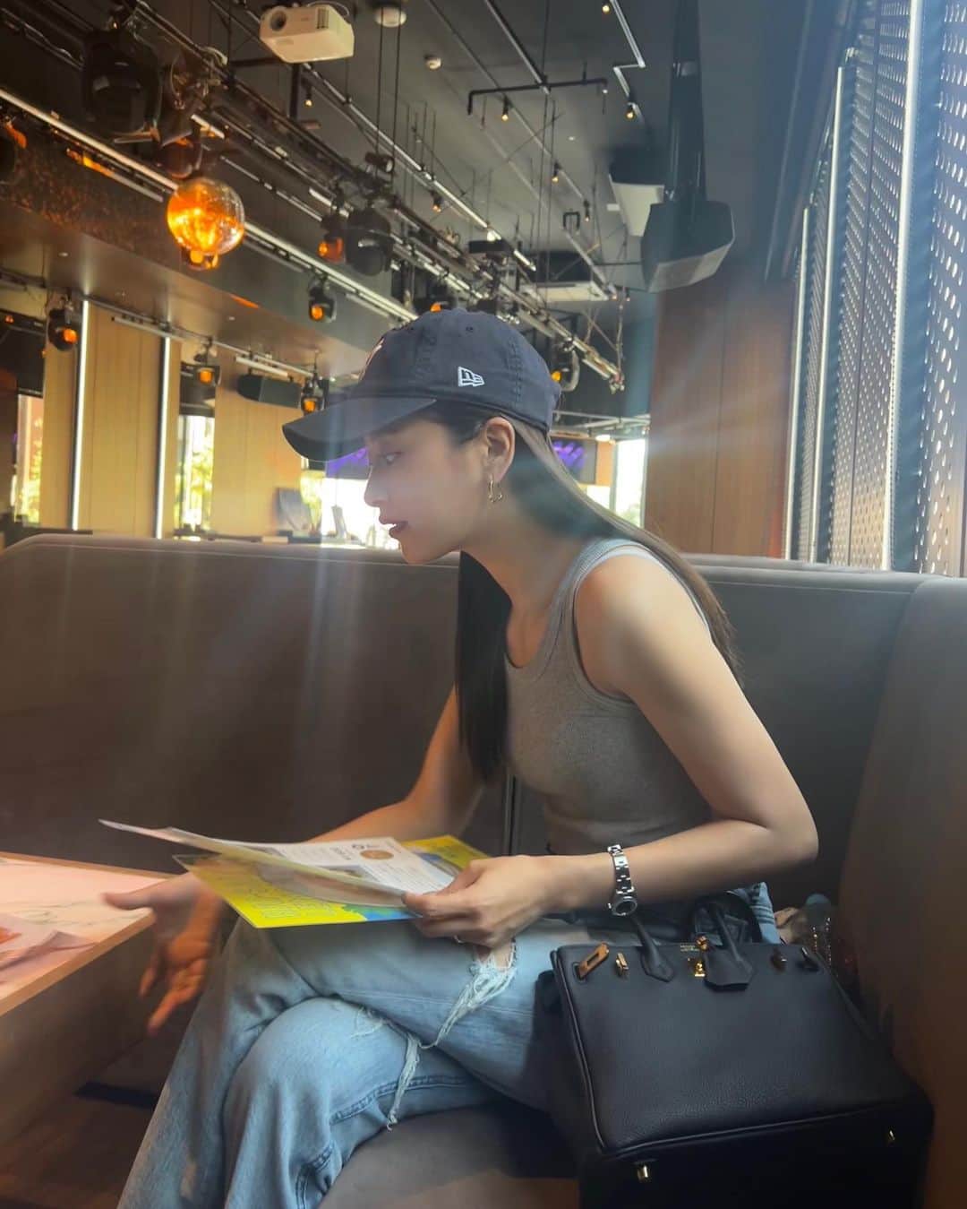 近藤千尋のインスタグラム：「6歳の娘とデート🍝🩷 夏休み中はお仕事も一緒に行ったり 社会科見学みたいだね😂笑 インスタの写真も撮ってくれてありがたや🙏 日傘差して全部ママの真似🤫❤️」