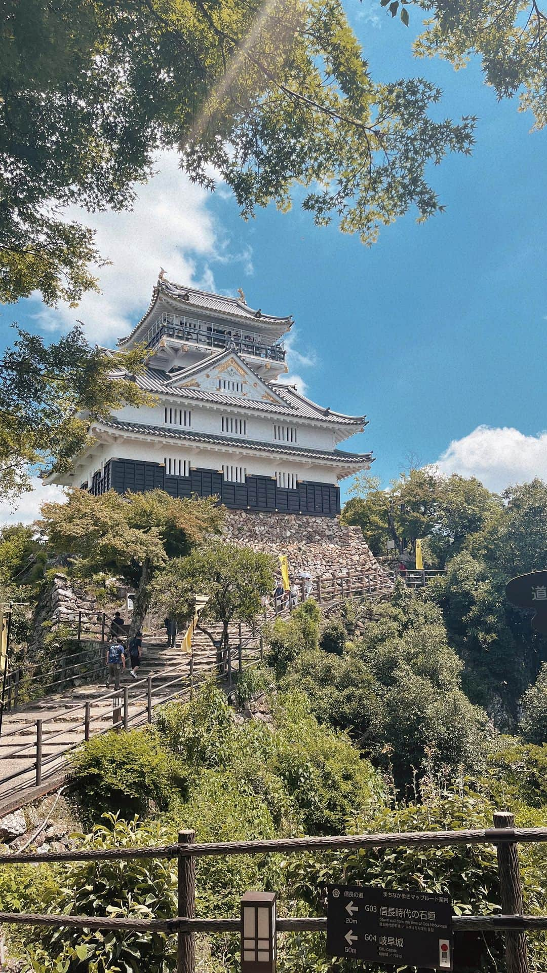 西岡詩穂のインスタグラム：「岐阜城🏯 Gifu Castle in Gifu  登山で向かう道もあるけど、 そんな予定ではなかったので今回はロープウェイ🚡で岐阜城を目指しました⛰️  山のてっぺんにある岐阜城は、 ロープウェイを降りた後でもしっかり歩きます！ 260mくらいの登り道を頑張って進んだ先にある岐阜城は圧巻。  オススメは天守閣から見える最高の景色です✨✨✨  高所恐怖症でも一回は見てもいいかも！ 私は腰が引けて1分くらいしかいれなかったけど...  織田信長は歴史上の人物では最もといっていいほど有名な人💪 少し歴史を感じられて嬉しかった☺️  岐阜弾丸ツアー終了🌿👍  #岐阜 #岐阜観光 #岐阜旅行 #岐阜城 #織田信長 #戦国時代 #歴史好き #歴史散歩 #一度は行くべき #おすすめスポット #スニーカーで行くべき」