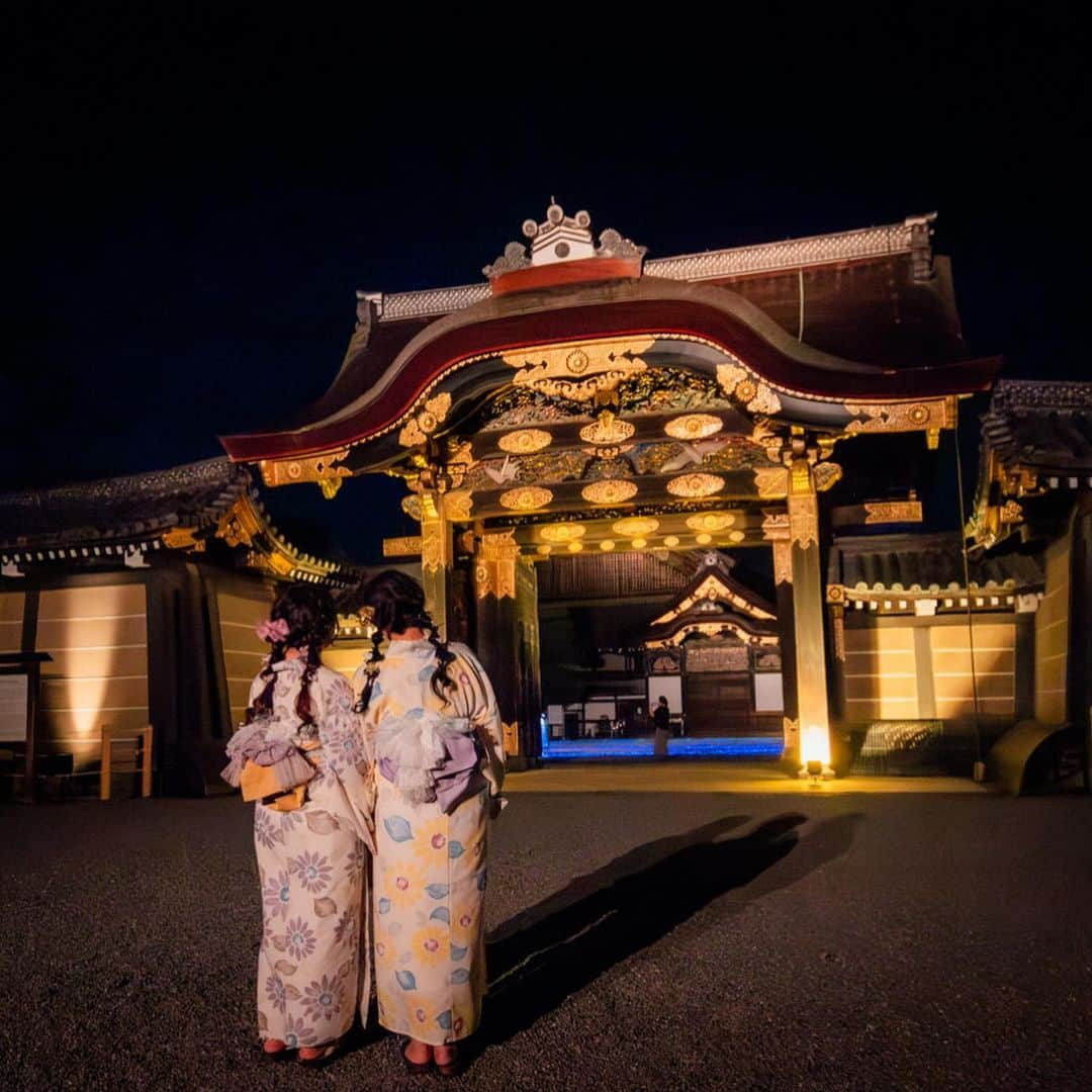 京都ヘアセット&着付け専門サロン夢館(ゆめやかた) さんのインスタグラム写真 - (京都ヘアセット&着付け専門サロン夢館(ゆめやかた) Instagram)「こんにちは、夢館です🎐  今年も NAKED 夏祭りが始まります！  イベントへは浴衣を着ていくのがおすすめですよ👘  当日返却時間 17時半→ 12時以降のご来店で翌日返却が無料！宅配返却が1100円のところ550円に！  夜からの開催ですのでゆっくり楽しみたいですよね🫶  開催期間　7/21(金)〜8/20(日) 開催時間　18:30〜22:00(最終入場21:20)  ※会期中無休（雨天決行、荒天時は中止の可能性あり） ※場合により内容は予告なく変更する場合があります。  📍アクセス 【会場】元離宮二条城　〒606-8341 京都府京都市中京区二条城町５４１  【方法】　夢館から西へ徒歩5分➡地下鉄『五条駅』乗車➡地下鉄『二条城前』下車➡徒歩2分 (所要時間約25分)  ご予約お待ちしております♪  #着物レンタル夢館 #夢館 #naked夏祭り#二条城 #二条城ライトアップ #京都着物レンタル #京都浴衣レンタル #京都セットサロン #京都旅行 #京都観光 #京都散歩 #京都夏祭り #京都イベント」7月26日 17時54分 - yumeyakatabeauty