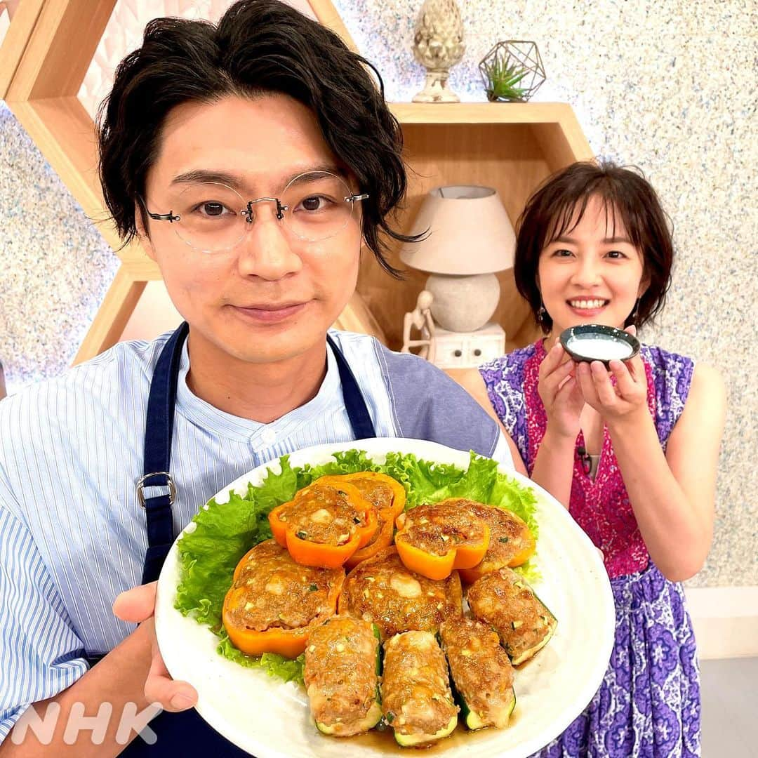 あさイチさんのインスタグラム写真 - (あさイチInstagram)「👨‍🍳キスマイ横尾の！ゴハンだよ～👨‍🍳    夏休みのランチやお弁当に！ パプリカとズッキーニの肉詰めはいかがですか？ 👉2～6枚目  肉にしっかり味がつけてあるので、 そのまま食べてもおいしい😋 味変としてヨーグルトソースをつけても “味がしまって、おいしい”とみなさん大絶賛。   ぜひ保存して、お試しください♪  =============================== 今月も！横尾さんからのメッセージ動画👉7枚目  次回の横尾さんの出演日もインスタで予告します！ お楽しみに🧡 ===============================  @nhk_asaichi  #横尾渉 さん #kismyft2 #料理番長 #自炊番長 #肉詰め #パプリカ #ズッキーニ #あさイチレシピ #キスマイ横尾のゴハンだよ #鈴木奈穂子 アナ #nhk #あさイチ #8時15分から」7月26日 17時55分 - nhk_asaichi