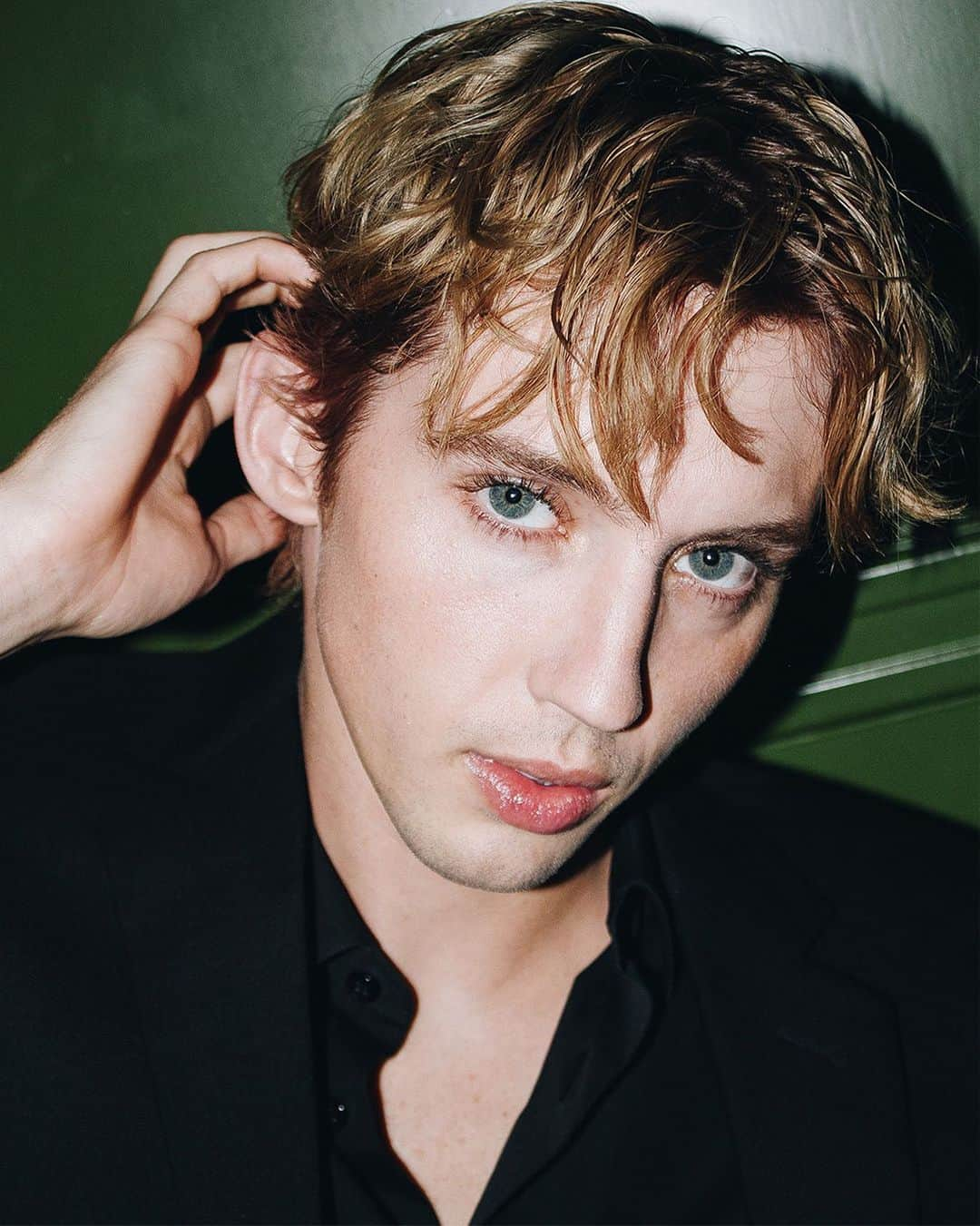 Yves Saint Laurent Beautyさんのインスタグラム写真 - (Yves Saint Laurent BeautyInstagram)「Is there anything better than gloss? @TroyeSivan shares the secret to the glossiest pout with CANDY GLAZE in N°2 for lips drenched in the sweetest shine.   #YSLBeauty #CandyGlaze #TroyeSivan」7月26日 18時00分 - yslbeauty