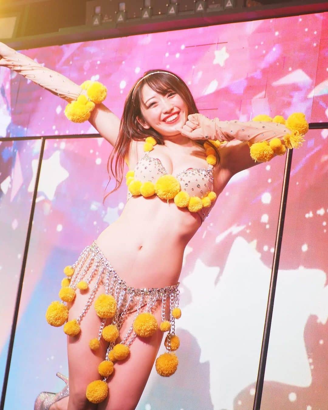 Saraさんのインスタグラム写真 - (SaraInstagram)「✨✨✨  今日もみんなにいっぱい笑顔を お届けするぞーーー😆  #バーレスク東京  #バーレスク東京さら #黄色の妖精さん🧚‍♂️✨  #笑顔100パーセント」7月26日 17時57分 - sara_burlesque