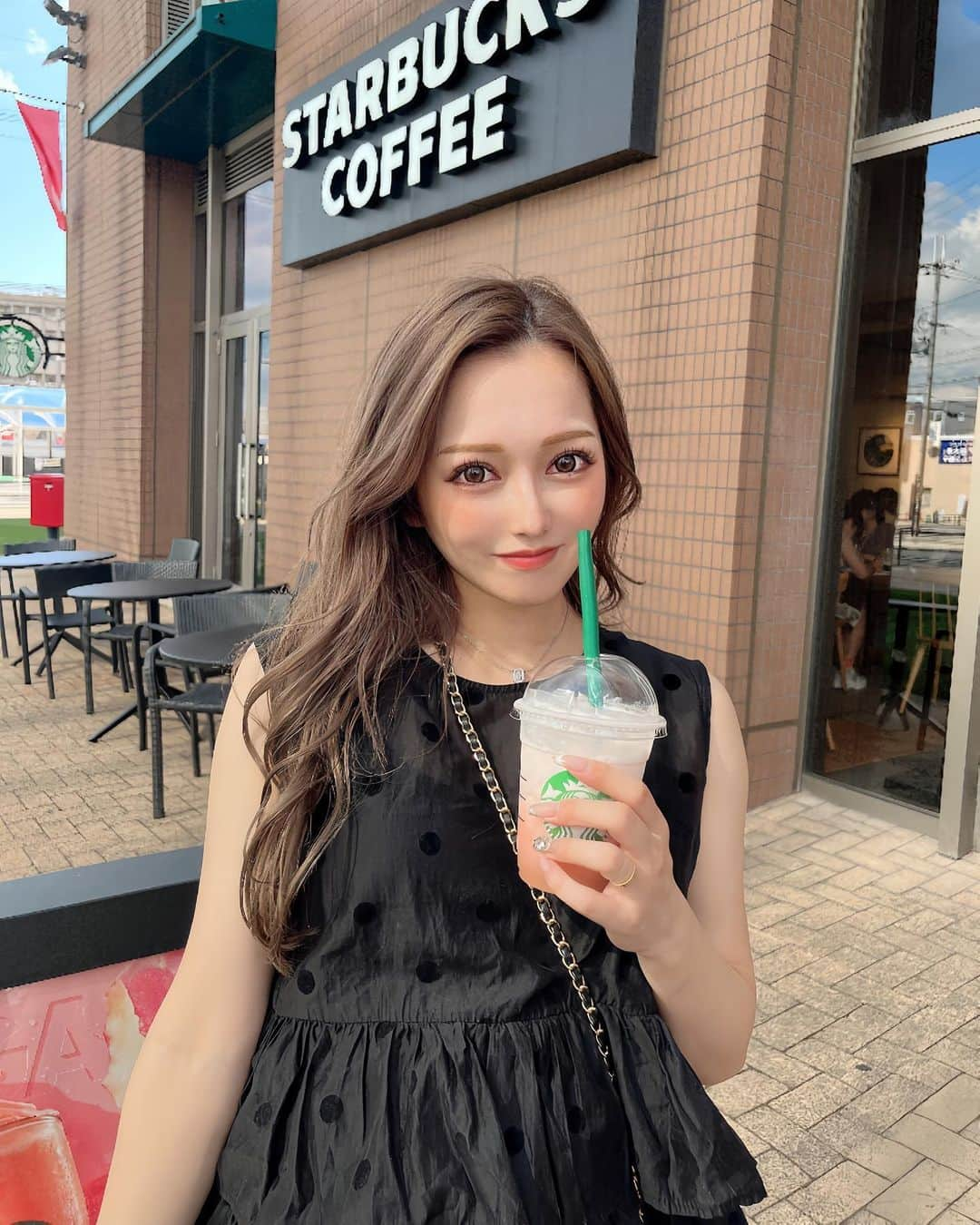 SUZUのインスタグラム：「❤︎  モモペチーノ🍑甘々やったぁ リタッチしてトーンダウン🧸 髪色迷子💭明るめと暗めどっちが良いのかわからない💭  #マタニティコーデ#妊婦コーデ #モノトーンコーデ #マタニティライフ#妊娠後期#妊婦体重管理  #マタニティフォト#妊婦#スタバ#スタバ新作 #女の子ママ#姉妹ママ#妊娠中#ドットトップス #妊娠記録#ママコーデ#ママファッション」