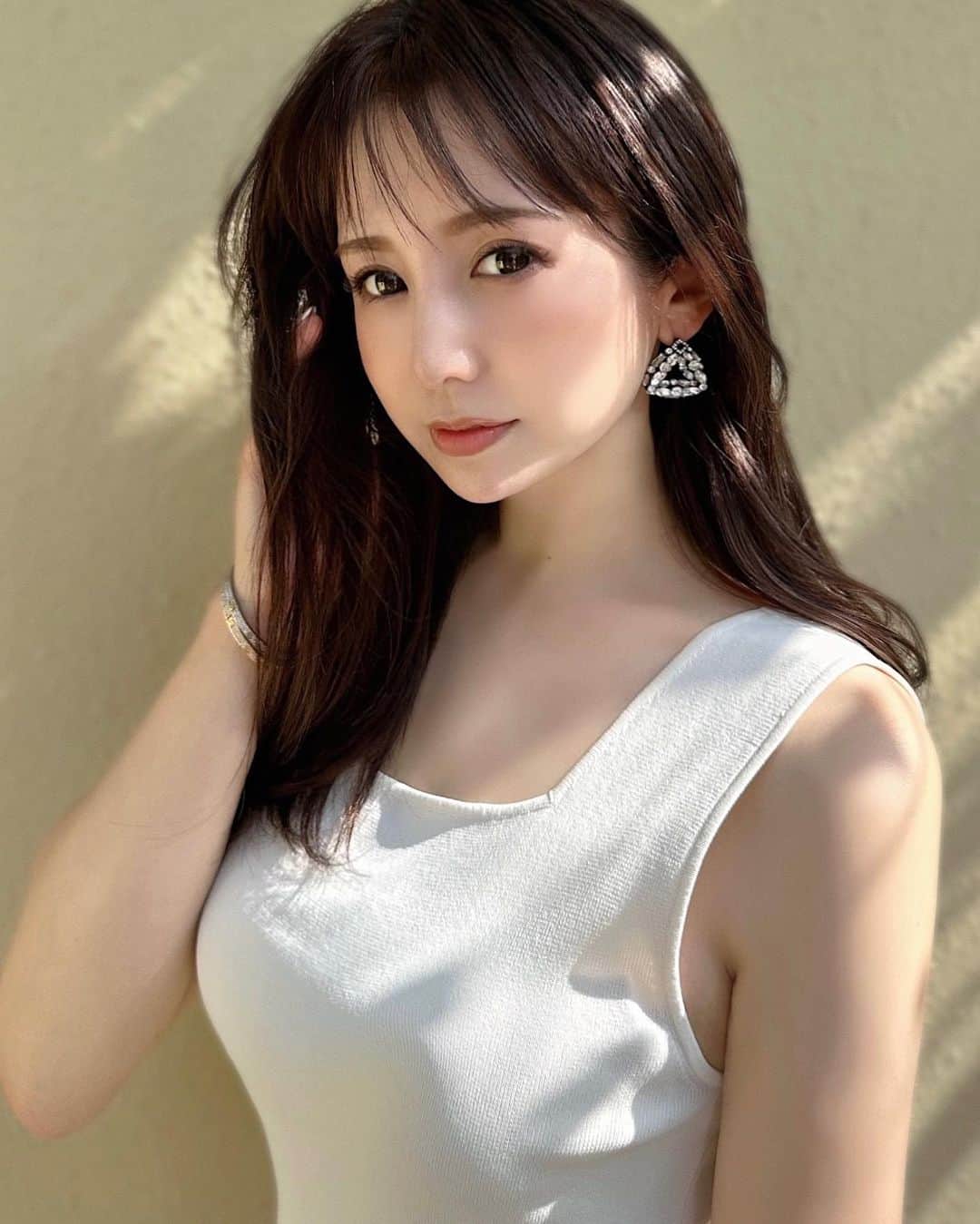のインスタグラム：「New ヘアカラー👩🏻✨ 地毛風な真っ黒すぎない色にしたくて  7トーンのチョコグレージュ×レイヤーカット✂︎🍫  すぐ明るくなってしまうので 絶妙な暗めカラーを保つのも 大変ということを知りました👀  引き続き 暗めカラーでいきます🫡 （と思います。笑）  #newhair #ヘアカラー  #地毛風カラー #レイヤーカット」
