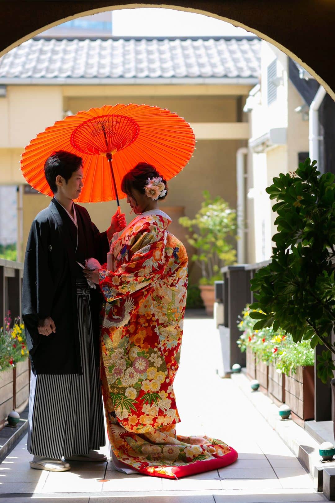 【公式】小さな結婚式さんのインスタグラム写真 - (【公式】小さな結婚式Instagram)「. @petit.wedding をフォローしてね♩ #小さな結婚式 をつけてのお写真投稿も大歓迎です♡ こちらの公式IGでリグラムさせていただきます＊ . 港町神戸のレトロモダンな街並みに 和のお衣裳がよくお似合いになります・・・！  華やかな色打掛が良く映える ナチュラルなロケーションにうっとりしますね📷 . >>#小さな結婚式神戸モザイク店 . ——————— #petitwedding #ラヴィファクトリー #前撮り #結婚式 #プレ花嫁 #卒花 #家族婚 #少人数結婚式 #ウェディング #wedding #bridal #weddingdress #花嫁 #挙式 #結婚式準備 #式場探し #日本中のプレ花嫁さまと繋がりたい #結婚式の思い出に浸る会 #結婚準備 #神戸花嫁 #ウェディングフォト #花嫁コーディネート #和装 #和婚をもっと盛り上げたい #ロケーションフォト #ブライダルフォトグラファー #フォト婚 #フォトウェディング」7月26日 18時01分 - petit.wedding