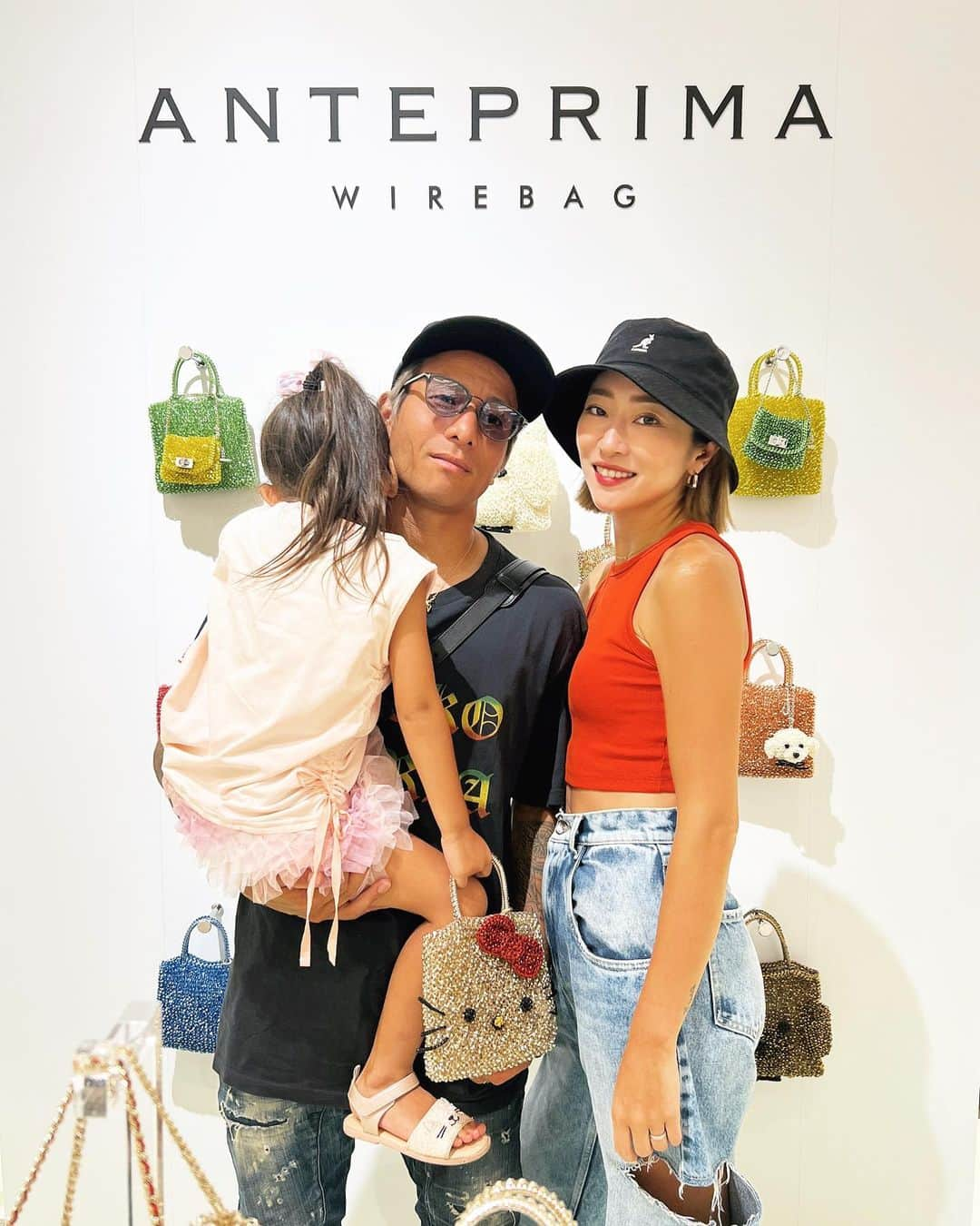 七菜香のインスタグラム：「阪急うめだ本店で開催されている ANTEPRIMA/WIREBAG POP UP STORE に家族で遊びにいってきたよ🧡💛💚  全てハンドメイドで作られてる ワイヤーバッグでめちゃくちゃ可愛い😍 限定カラーのキティちゃんBagは娘のお気に入り🥰✨  7月26日(水)～8月1日(火)まで 阪急うめだ本店 1階  プロモーションスペース12で 開催されてるので遊びに行ってみてね♡  #anteprima #アンテプリマ #アンテプリマワイヤーバッグ #ハンドメイド #handmadebag #bag #fashion #hellokitty #kittybag #familyshot #momanddaughter #dadanddaughter #momlife #👜❤️」