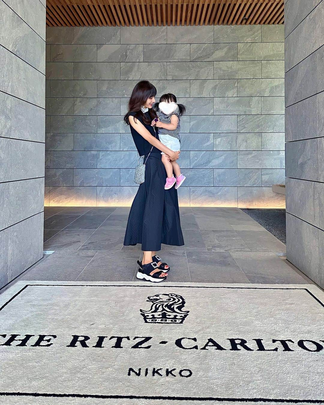 加藤瑠美のインスタグラム：「お誕生日旅行🎂❣️ THE RITZ-CARLTON NIKKOへ🏨 子ども向けのプログラムが充実していて、スタッフの方々もすっごく優しくて最高でした🥺✨ 事前にリッツキッズのサービスを予約して、お部屋にテントとおもちゃをセットしていただきました🏕️ 隠れ家みたいで楽しそうだった〜❤️  夫がバースデーケーキとシャンパンをサプライズで頼んでくれていて、子たちが寝静まってから大人の至福タイムも🍾 リッツ唯一の温泉も行かせてもらったんだけど、とても良かったな…🫠♨️  日光は涼しくて中禅寺湖や華厳の滝も観光できた🫧 楽しい旅行でした✨夫よ、いつもありがとう〜🌻  #theritzcarltonnikko#birthdaytrip#mybirthday#nikko#子連れ旅行#リッツカールトン日光#年子ママ#東京ママ#rubi_travel」