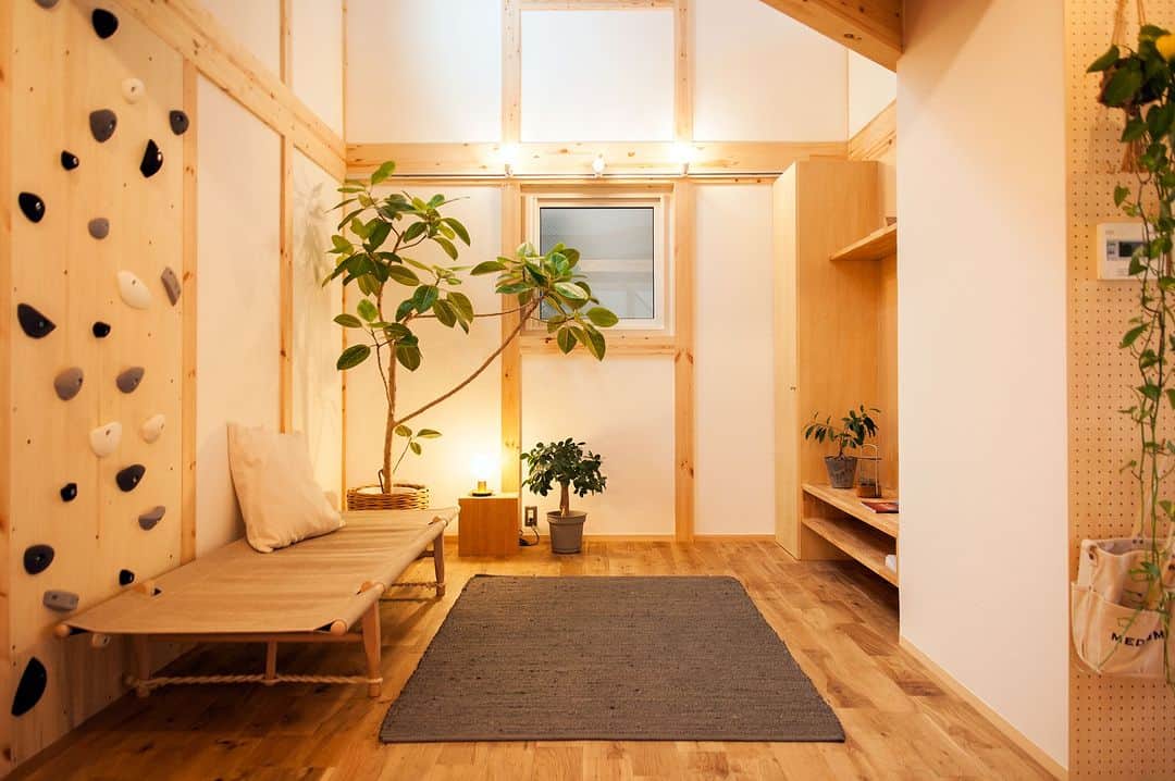 田中工務店／大阪／木の家のインスタグラム：「. ダイニングにある 遊べるスペース  ずっと座ってくつろぐだけじゃない あたら良い家族団欒のスペース  #tanakakomuten_dining   すべての人に、豊かな人生を。 @tanaka.komuten は、大切な人との豊かな時間という価値を、設計士とつくる木の家づくりを通してお客様にお届けしたい、大阪北摂・吹田市にある工務店です。ぜひフォローください🤲🏻✨  誰も教えてくれない『住まいのレシピ』をメルマガ📮で好評発信中。詳細は @sumai.no.recipe をご覧ください。  #工務店がつくる家 #家づくり記録 #家づくりアイデア #暮らしの記録 #田舎暮らし #木の家 #家づくり記録 #家づくりアイデア #暮らしの記録 #田舎暮らし #育児日記 #北摂ママ #ベビスタグラム #部屋作り #おうちづくり #注文住宅 #大阪注文住宅 #新築 #マイホーム #マイホーム ＃吹き付け #dIY #dining #living #kitchen   @hokusetsu_camp 絶賛応援中 北摂でキャンプをしよう🏕✨」