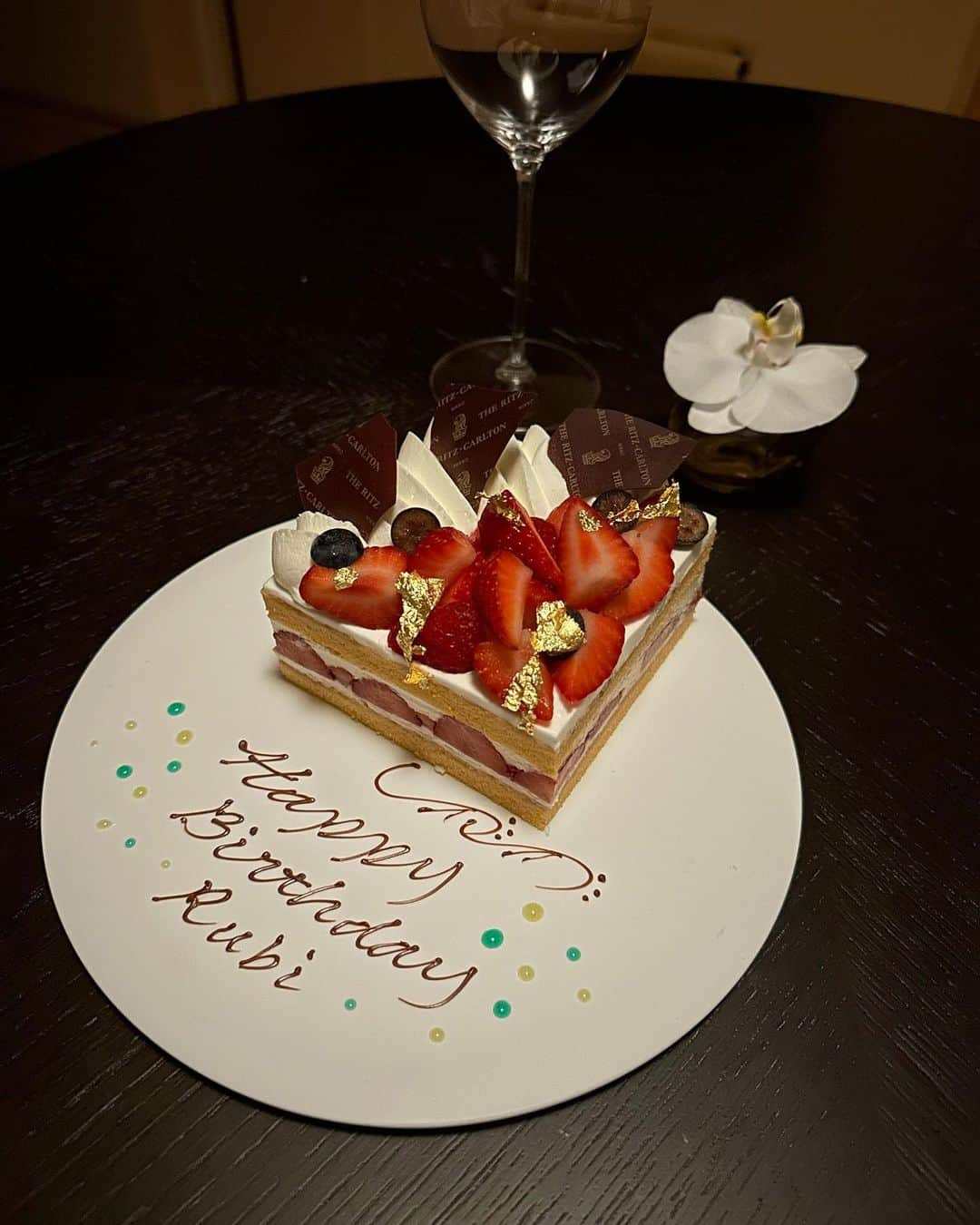 加藤瑠美さんのインスタグラム写真 - (加藤瑠美Instagram)「お誕生日旅行🎂❣️ THE RITZ-CARLTON NIKKOへ🏨 子ども向けのプログラムが充実していて、スタッフの方々もすっごく優しくて最高でした🥺✨ 事前にリッツキッズのサービスを予約して、お部屋にテントとおもちゃをセットしていただきました🏕️ 隠れ家みたいで楽しそうだった〜❤️  夫がバースデーケーキとシャンパンをサプライズで頼んでくれていて、子たちが寝静まってから大人の至福タイムも🍾 リッツ唯一の温泉も行かせてもらったんだけど、とても良かったな…🫠♨️  日光は涼しくて中禅寺湖や華厳の滝も観光できた🫧 楽しい旅行でした✨夫よ、いつもありがとう〜🌻  #theritzcarltonnikko#birthdaytrip#mybirthday#nikko#子連れ旅行#リッツカールトン日光#年子ママ#東京ママ#rubi_travel」7月26日 18時02分 - katorubi