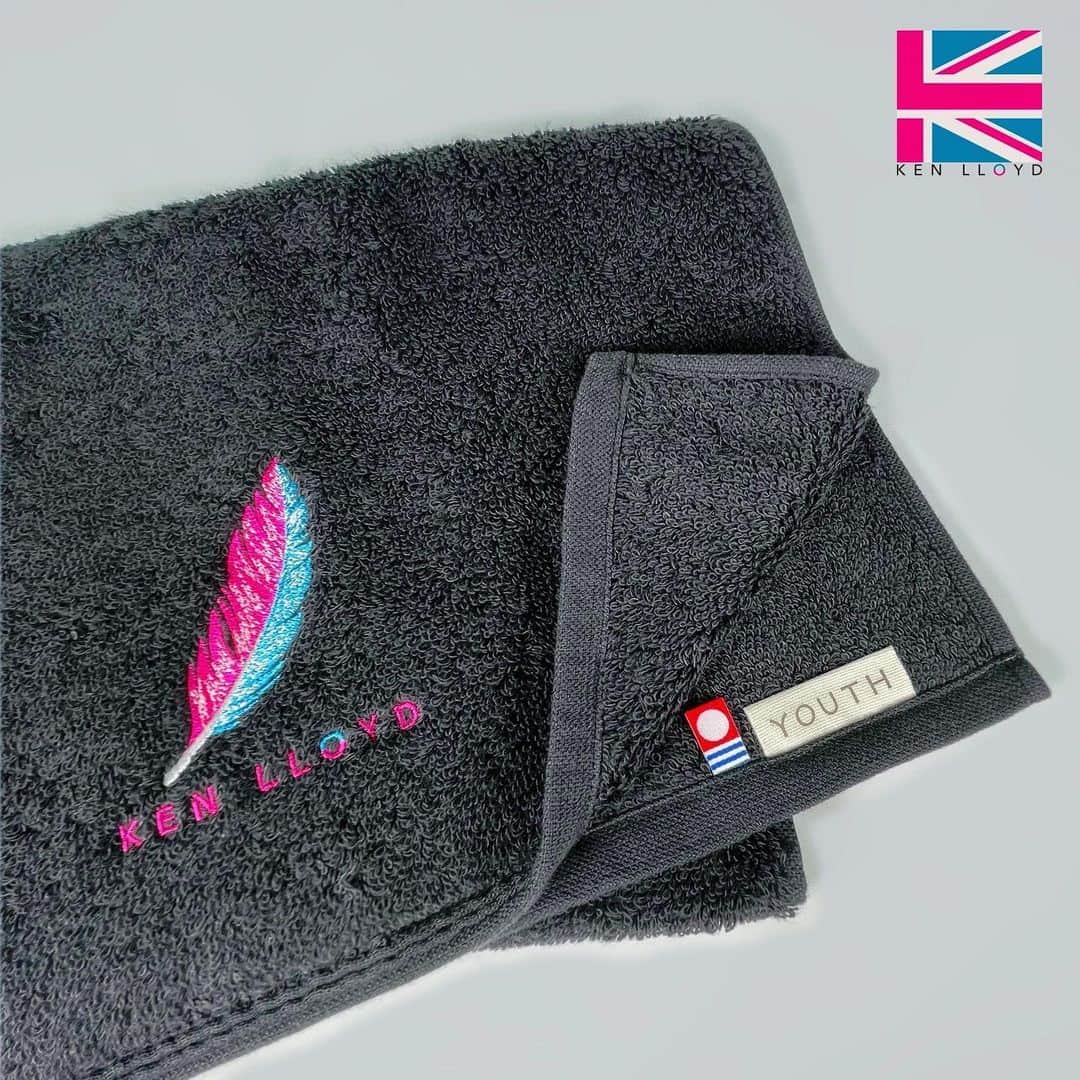 のインスタグラム：「KL Summer 2023 Item 3 - KL Feather Logo Face Towel (Black) On sale July 27th 19:00pm ～ (Jpn time)  バレンタインに販売したKL Heart Logoのハンドタオルに続いて、今夏はKL Feather Logoが刺繍された今治フェイスタオルがストアに新登場。海とかでも使いやついし、これ、かなり👍です。  Our fluffy follow up to the Mini Hand Towels that we released on Valentine’s Day. Just the right size and… Soft. As. A. Feather.」