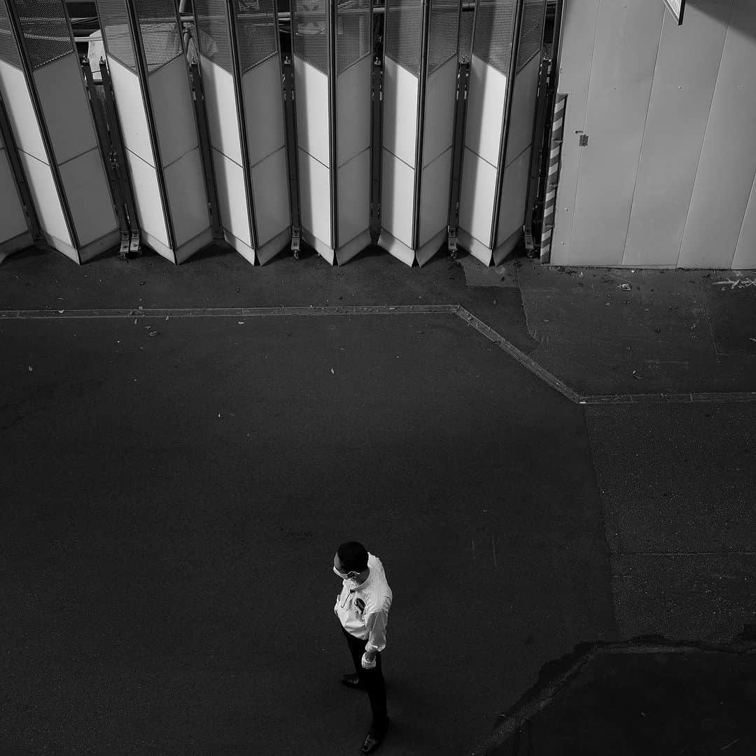 naotakeのインスタグラム：「#待つ - #wait / GR IIIx & Lightroom, 20230727 . . パリパリおにぎりと固いメロンパンを食べてデスクの上に散らばる。 . . #spicollective #streetphotographyinternational #royalsnappingartists #infamous_family #rsa_main #infinity_photo_cult #jp_gallery_member #jp_gallery_bnw #team_jp_モノクロ #ig_nihon #streetphotographybnw #igersjp #ig_streetclub #bnw_greatshots #bnw_artstyle #bnwsouls #wp_bnw #bnw_igers_ #pr0ject_bnw #igers_bnw #bnw_splendid #storyofthestreet #japancityblues #shadowspoetry #grsnaps #gr_meet_japan  #shootgr #写真好きな人と繋がりたい」