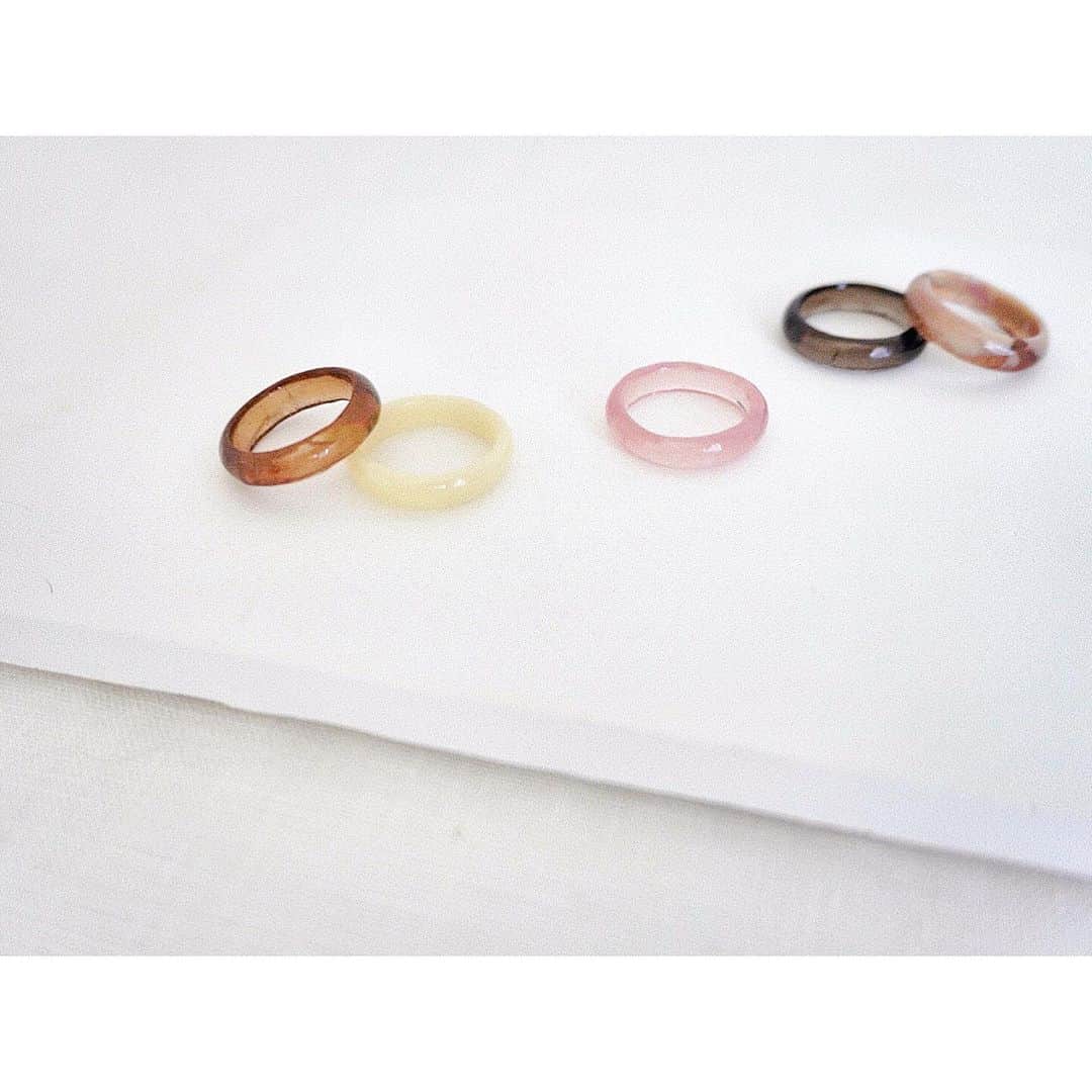 ito no otoのインスタグラム：「𓆇 ---  : n e w :  pop ring  定番の太めの clear ring の仲間入りに 細めのカラフルな ringを作りました。  シンプルにさりげなく付けたい方に とてもおススメです。  土曜日のpop upイベント( @muff___muffin_sho さん )で はじめて販売いたします。 お色は一つ一つ違いますので お好きな色が見つかれば嬉しいです。  --- #accessorynooto #新作#新作アクセサリー #accessory#handmade#handmadeaccessory #アクセサリー#ハンドメイド#ハンドメイドアクセサリー#イヤリング#ハンドメイドイヤリング#レジン#レジンアクセサリー#アクセサリー作家#ハンドメイド作家」
