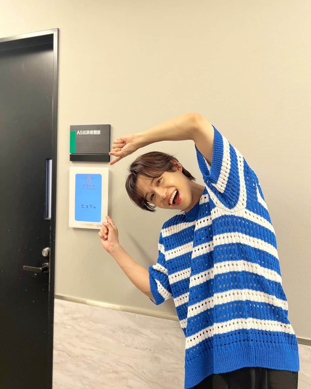ヒョクさんのインスタグラム写真 - (ヒョクInstagram)「プチブランチの収録コーデ😎 パキッとした青のサマーニットがお気に入り💙 #ヒョク #韓国 #夏コーデ #サマーニット #収録 #プチブランチ」7月26日 18時04分 - hyuk.0115