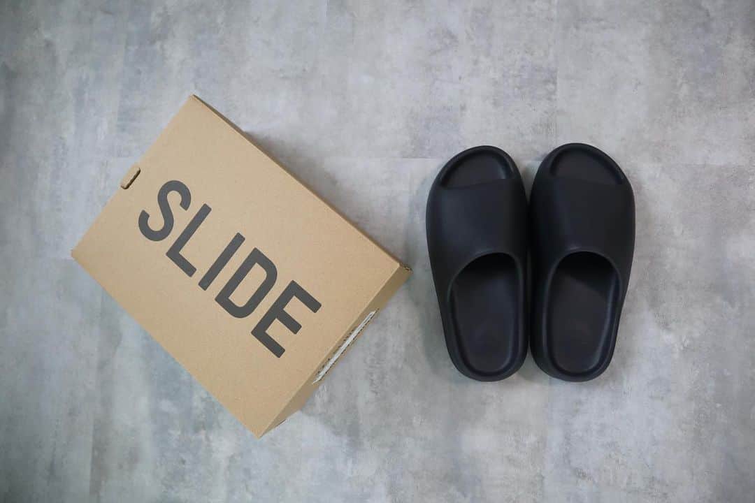 倉島大地のインスタグラム：「「YEEZY SLIDE」⚡️  ラフなサンダルを求めてて結局これ🧐  ソール柔らかすぎてたまにコケそうになるけどシンプルイズベストで良い。  #yeezyslides」
