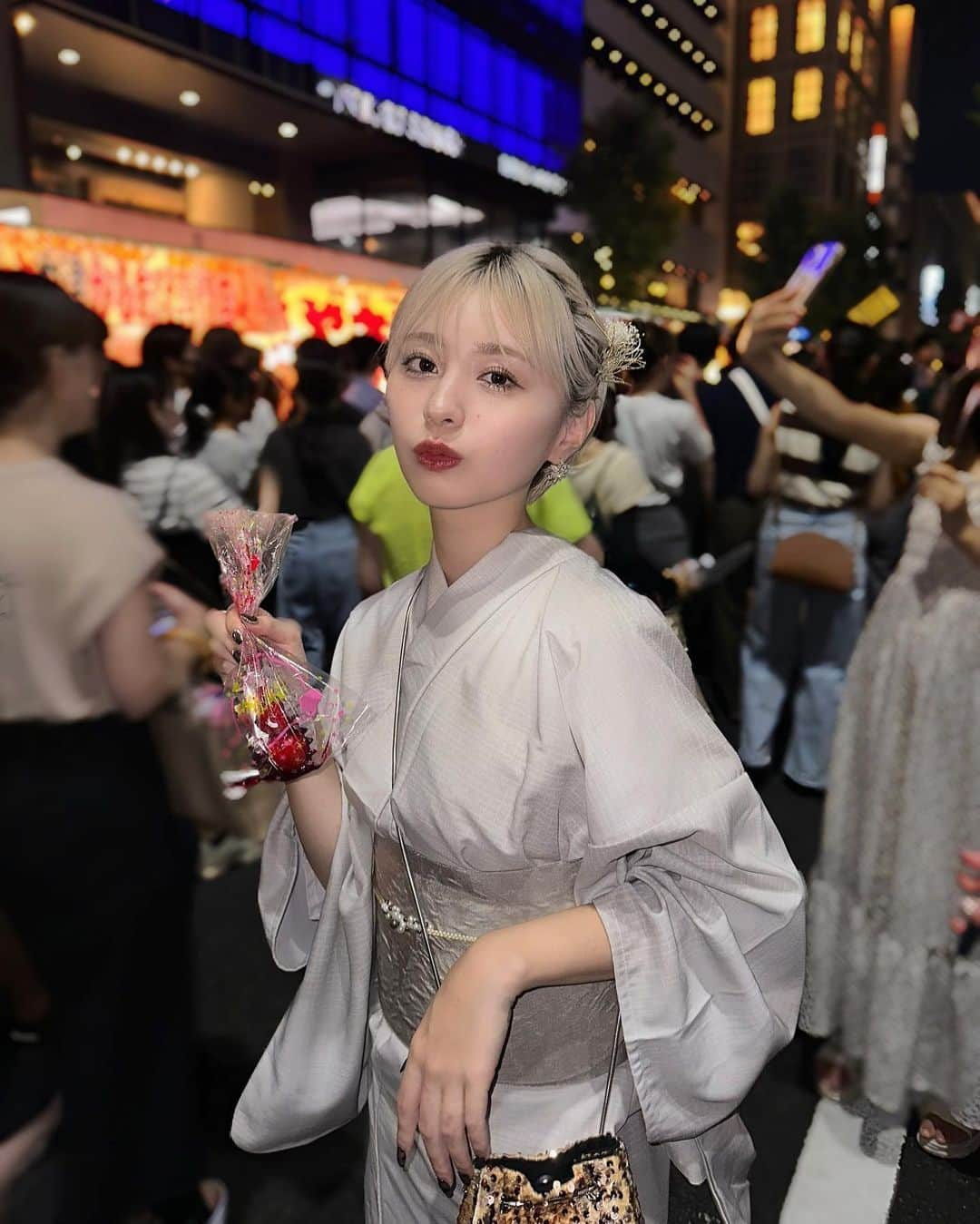 MIORIのインスタグラム：「この前の浴衣👘  今年も浴衣着られてよかったな〜💖 夏祭りっていつまで経ってもテンション上がる！  #京都旅行#浴衣#祇園祭#ショートヘア#ハイトーンショート#ショートカット#ハイトーン」