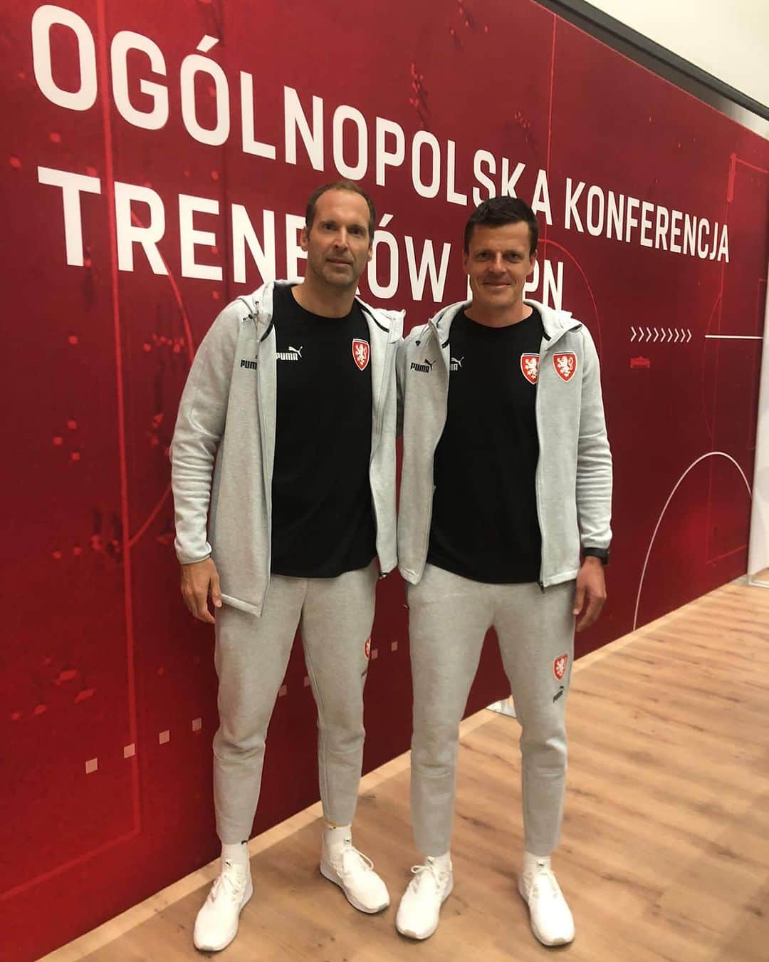 ペトル・チェフのインスタグラム：「Great presenting at the goalkeeper coaches  conference in Warsaw with Vojtech Marecek representing the Czech goalkeeping school ! ⚽️🧤🧤」