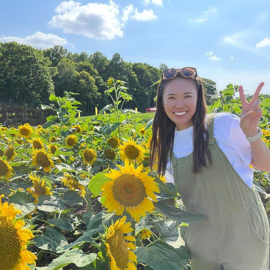 松本遥奈のインスタグラム：「今日30歳になりました😊 あっという間の20代、これからの30代は今まで以上にもっと素敵な思い出を沢山作りたいです💛 こんな私ですが、30代もよろしくお願いします🥰 #726 #birthday  #ひまわり畑 #北竜町ひまわりの里  #黄色好き  #roxy #roxyjapan  #oakleyjapan #oakleysnowboarding  #baqless」