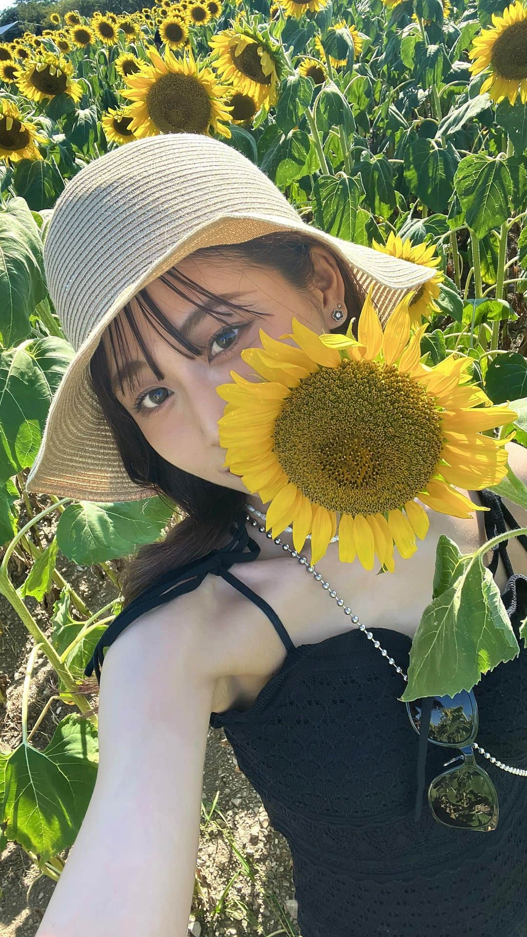 青海ひな乃のインスタグラム：「もう7月も終わっちゃうよ〜。 今年も沢山夏感じなきゃ‼︎☀️ . . . #向日葵 #ひまわり畑 #愛知県観光 #ドライブ #黒ワンピース #麦わら帽子 #コーデ #instagram #fashion #idol #chico」