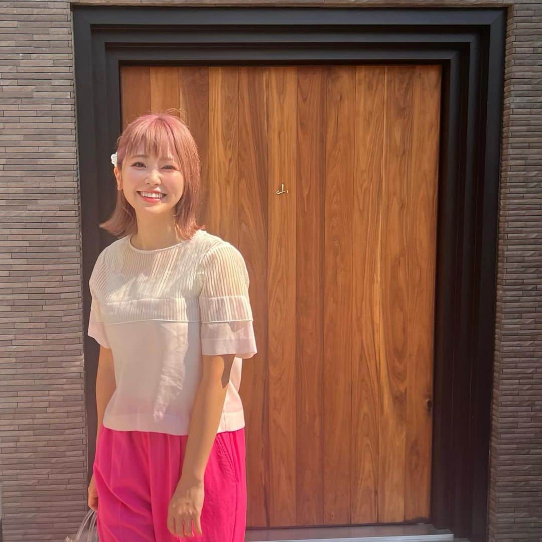 のインスタグラム：「行きたくて行きたくて、抽選外れても毎日インスタに齧り付いてキャンセル枠でGETした【Yama】の「桃と季節の食材」コース🍑  桃カラーに身を包んで行ってきた🍑 髪色も桃カラーです。  桃のミキュイ、最高過ぎ。 外側だけうっすら火が通っていて、中は生。 お魚とかお肉じゃなくて、桃でこんなこと出来るんだね！？しちゃうんだね！？ という衝撃。  桃のミキュイも、揚げられた桃なんて！！！ 人生で初めて食べたよ。 絶対おうちでは再現できそうにない繊細な技術と梅肉ソースを合わせるという発想に脱帽。 (そもそも料理できないけど😂)  桃のお料理はもちろん、 季節の食材たちもこれまたこだわり抜かれた食材とアレンジに、終始へえへえ言ってしまった。 私の持ってる語彙力では、上手に伝えきれません。  ペアリングティーも含めて最高過ぎた、拝みたい。  暑い夏を嬉しいと思える素敵な1日になりました。  また頑張って働いて 頑張って予約するぞっ！！」