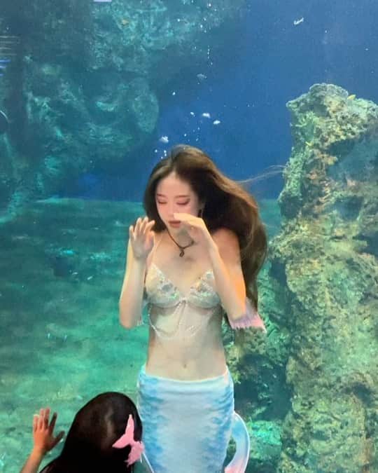 立田恭三のインスタグラム：「【夏休み！】 こんなん見たことなかった... 一週間のお休みをいただき、久しぶりに台湾へ！  今回は、花蓮まで行きました✨こんな人魚ショー見たことなかった... 子供より感動してる🥺笑  #台湾観光 #夏休み #みなさん代役ありがとう #花蓮 #遠雄海洋公園」