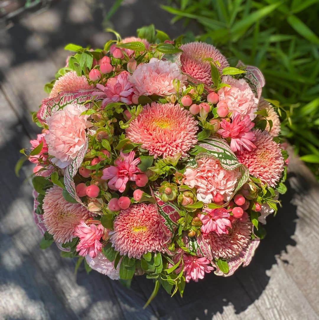 ニコライ・バーグマン・フラワーズ＆デザインのインスタグラム：「Summer arrangements made by my team #teamnicolaibergmann ⁠ ⁠ Made by ⁠ 1) Sakurai (NB Roppongi)⁠ 2) Katayama (NB Osaka)⁠ .⁠ .⁠ .⁠ .⁠ #nicolaibergmann #flowerdesign #floralart #ニコライバーグマン #フラワーデザイン #니콜라이버그만 #꽃다발 #цветочноеоформление #blumenkunst #artefloral」