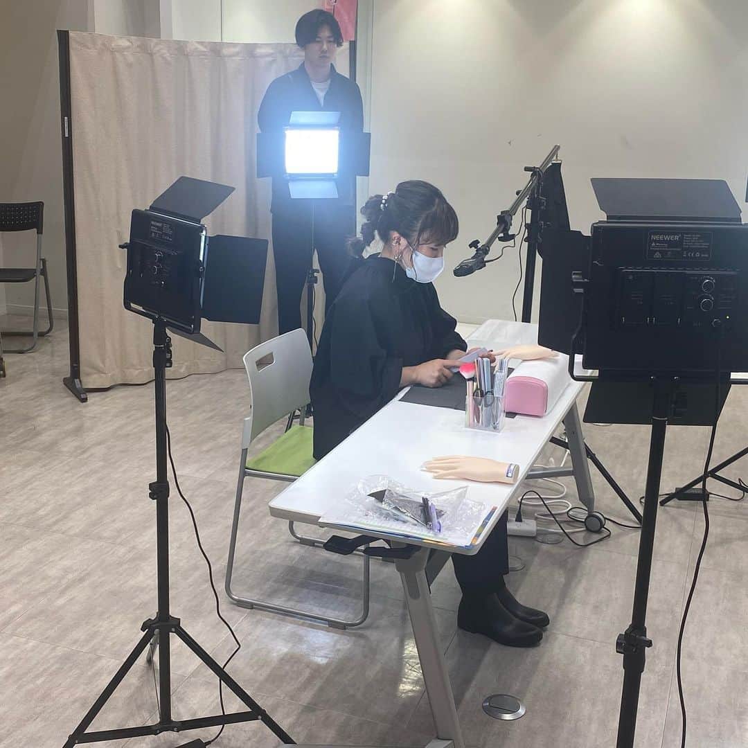 東京ビューティーアート専門学校さんのインスタグラム写真 - (東京ビューティーアート専門学校Instagram)「ネイル教科VR技術導入🌐  本校はICT教育を導入しています！ 美容科とヘアメイク科は最新のVR技術で、美容師国家試験の実技課題を学んでいます！ 事前に作成されたコンテンツは色んな角度で撮られたので、先生目線で細かく技術を見ることができます！より高い学習効果があります🫡  先日、ネイル教科のコンテンツを撮影しました！ 当日はNPO法人日本ネイリスト協会理事・木下美穂里さんもいらっしゃいました😳💖  コンテンツが出来上がったら、ゴーグルをつけるだけで、ネイルの細かいところまで技術を確認することができますね！！💕 今後はもっと学びやすいでしょう！とても楽しみです！  .  詳しくはHP/プロフィールから🤲🏻 𝗧𝗼𝗸𝘆𝗼𝗕✖𝗮𝗿𝘁 @tokyo_beauty_art_college  .  #今日の東京ビューティーライフ #東京ビューティーアート #美容学生 #美容専門学校 #三幸学園 #jk #fjk #sjk #ljk #ヘアメイク #エステ #ネイル #美容 #beauty #日本ネイリスト協会 #メイク  #モデル #トータルビューティ #美容好きな人と繋がりたい #美容学生の日常 #美容学生の休日 #お洒落さんと繋がりたい #知る専 #美容学生あるある #ネイリスト技能検定1級 #美容学生と繋がりたい #美容学生さんと繋がりたい #美容学生の放課後 #美容業界で働く#vr技術」7月26日 18時20分 - tokyo_beauty_art_college