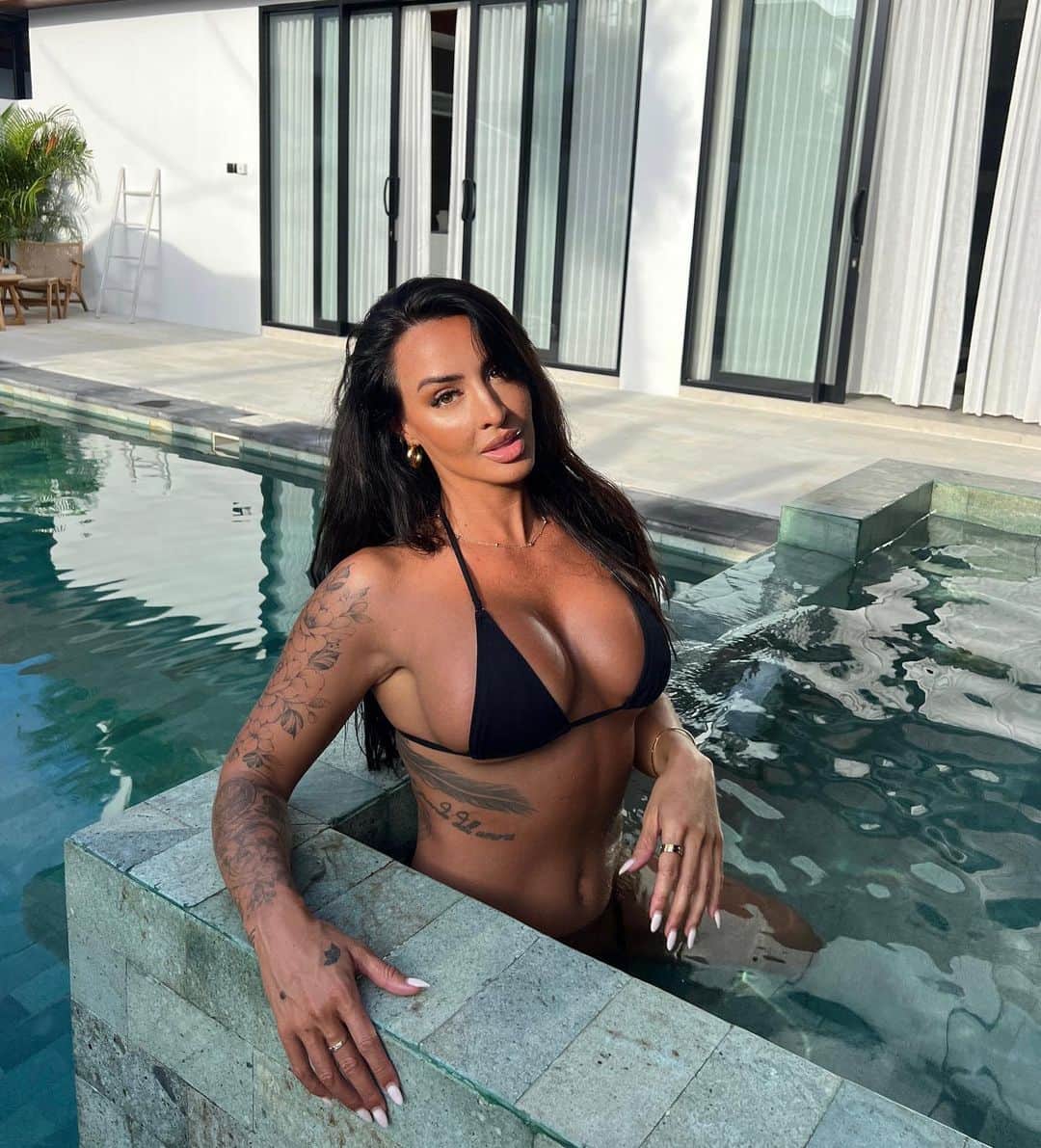 Steph Paccaさんのインスタグラム写真 - (Steph PaccaInstagram)「fine I’m staying @thevillaoflight」7月26日 18時21分 - steph_paccaa