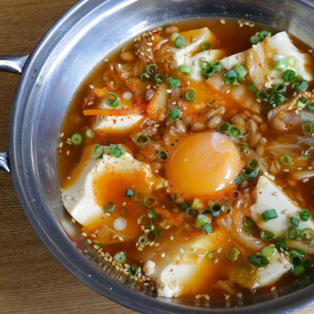 エダジュンさんのインスタグラム写真 - (エダジュンInstagram)「納豆純豆腐🇰🇷🥘  暑い日が続きすぎても、 韓国料理はうまい☺️  辛いの食べると、元気になりますよねー💪✨  スープをごはんにかけながら頂くと、勝ち確定です🥹  水に、キムチ(漬け汁も少し)、しょうゆを入れて温めて、ぐつぐつしたら、スプーンですくった、絹豆腐、納豆をサッと煮て  卵黄、小ねぎ、炒りごまを散らしました🤤👌  えーっと、ずぼらな作り方ですが😅キムチにしっかり味がついてるので、醤油だけでも十分スープが美味しくなります＾＾  納豆の風味もプラスされるから、 白米と一緒がうま〜い案件です🍚  納豆と豆腐でたんぱく質も摂れるし、 何よりアルミ鍋だと更に美味い！器大切🫰  #純豆腐#スンドゥブ #韓国料理#エダジュン」7月26日 18時21分 - edajun