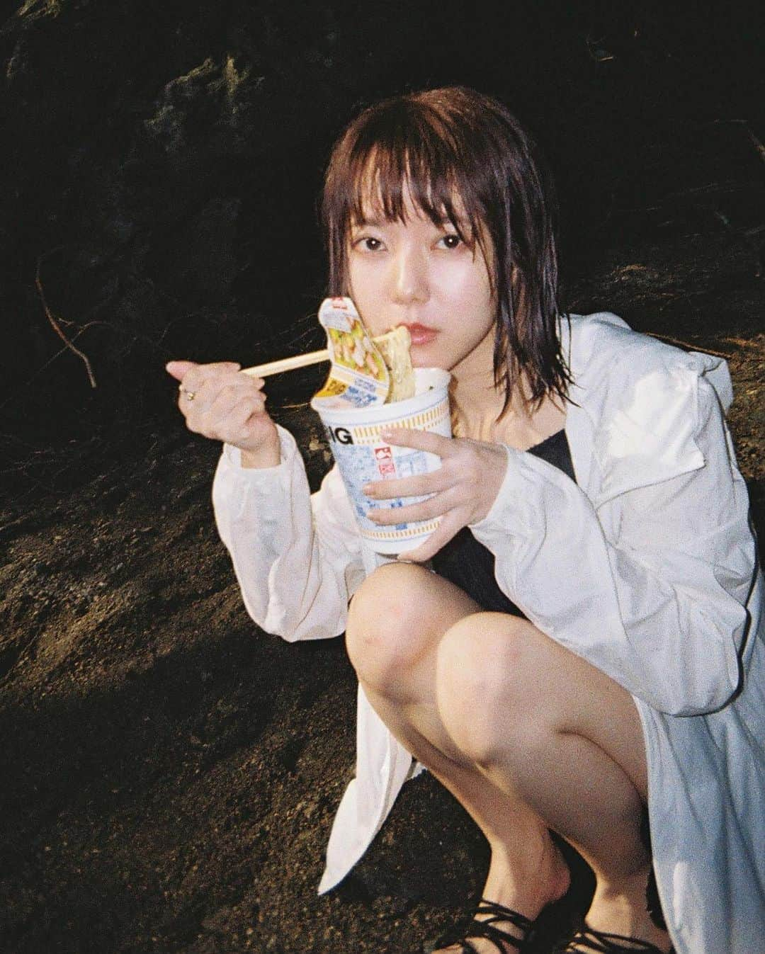 haru wagnusのインスタグラム：「Cup Noodle 🍜   またこの夏も川でカップヌードル(日清)食べたい。 願わくばカレー味が良きです🍛 この夏も青春します。 ㅤㅤㅤㅤㅤㅤㅤ ㅤㅤㅤㅤㅤㅤㅤㅤㅤㅤㅤㅤㅤ ㅤㅤㅤㅤㅤㅤㅤㅤㅤㅤㅤㅤㅤ #cupnoodle #cupnoodles #filmphotography  #naturaclassica  #🍜   #ポートレート  #人物撮影　#写真好きな人と繋がりたい　　#被写体募集　#写真好きと繋がりたい #女性ポートレート　#男性ポートレート　#カップルポートレート　#一眼レフ　#オフショット #사진스타그램　#인물사진　#뷰티　  #shootfilmmag  #その瞬間に物語を #into_the_screen #ourmag#photogram_archive」