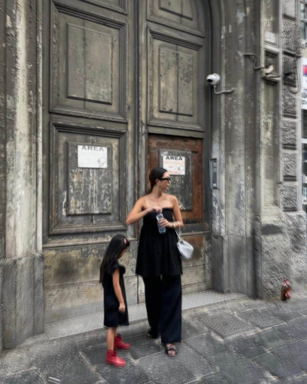 岡田美季さんのインスタグラム写真 - (岡田美季Instagram)「Napoli---Capri🛳💙 ナポリは治安が良い感じはしなかったけど危ない事もなく過ごせたけど他とは少し違う独特な雰囲気💭 ご飯が美味しい♡ひたすら食べちゃうヨーロッパ旅。 ナポリのおすすめはリールであげたお城からの絶景でした♡ #イタリア #イタリア旅行 #ナポリ」7月26日 18時24分 - mikiokada0225