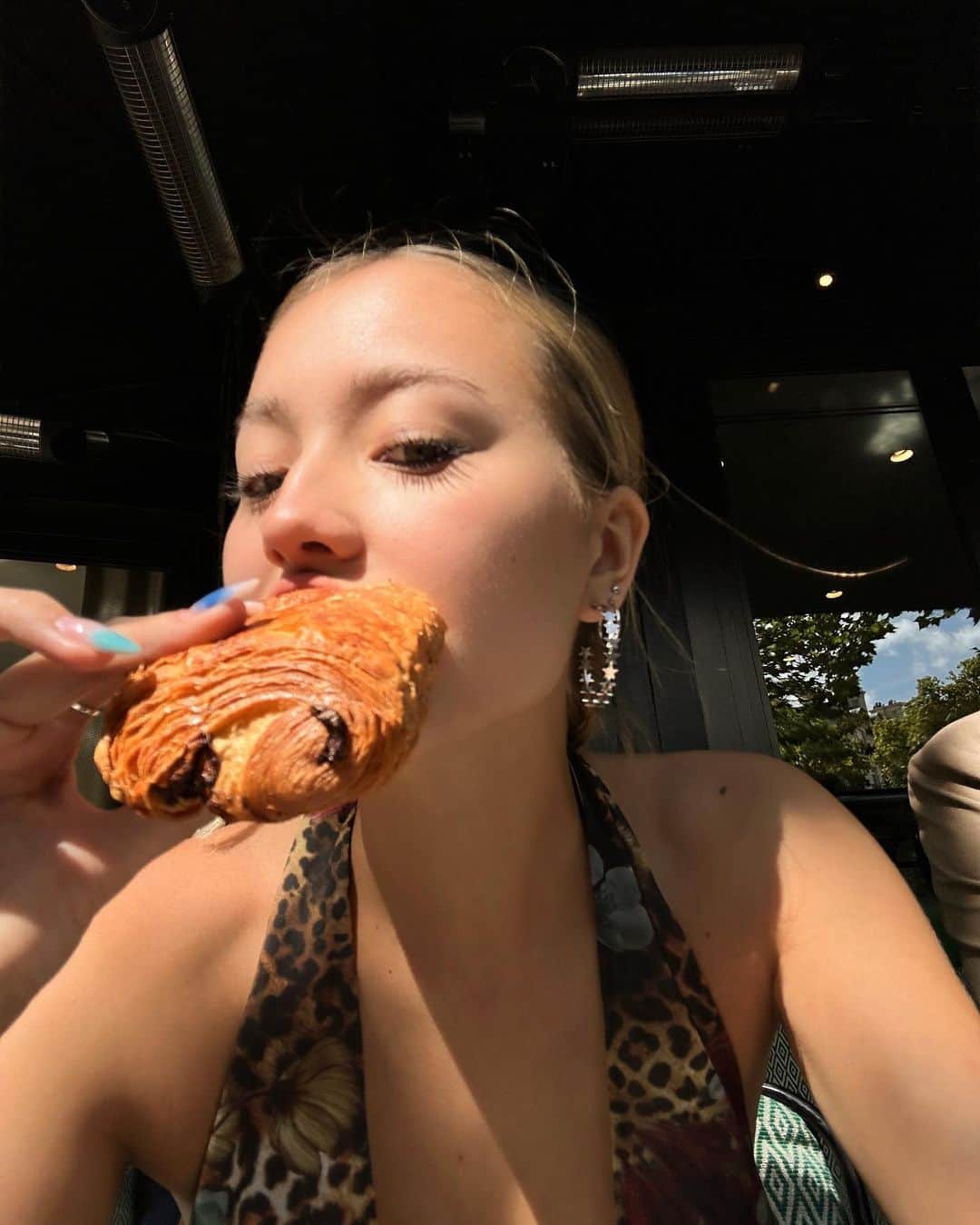 サクラ・キルシュのインスタグラム：「oui  #effeltower #paris #france #croissant #エッフェル塔 #クロワッサン #パリ」