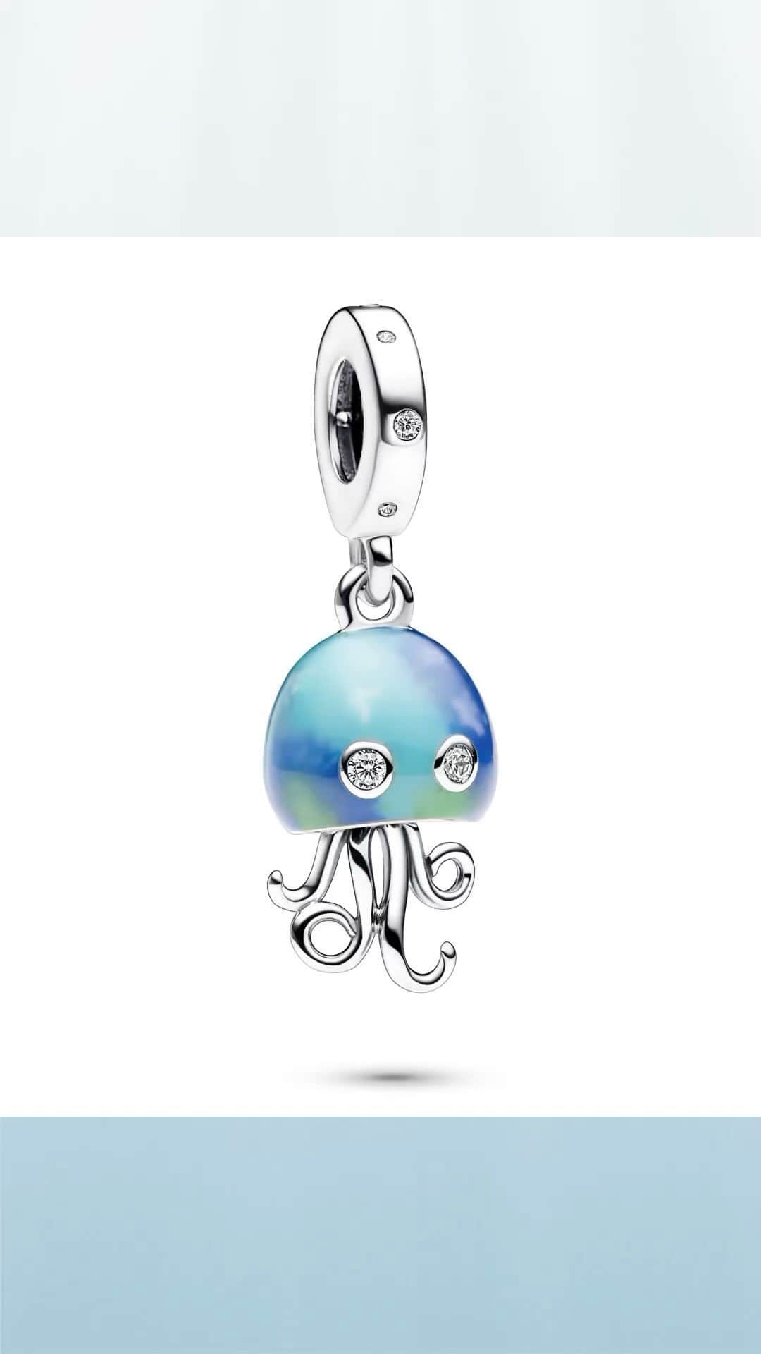 のインスタグラム：「Are you ready for this jelly? Drop a 💙 below if it’s on your summer wish list! #MomentsWithPandora #SeekTheSun #PandoraCharms」