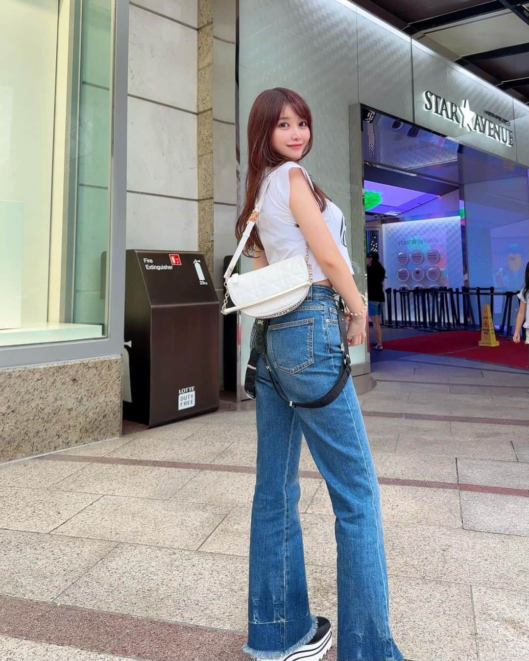 のインスタグラム：「. 今までデニムって全然履かなかったんだけど サイズ感が好みのものに出会えて気に入ってる〜👖💘✨ . パンツスタイル珍しいでしょ😆🩵 . . #ootd#fashion#denim#stellamccartney#dior#redvalentino#seoul#korea#trip#travel#japanesegirl」