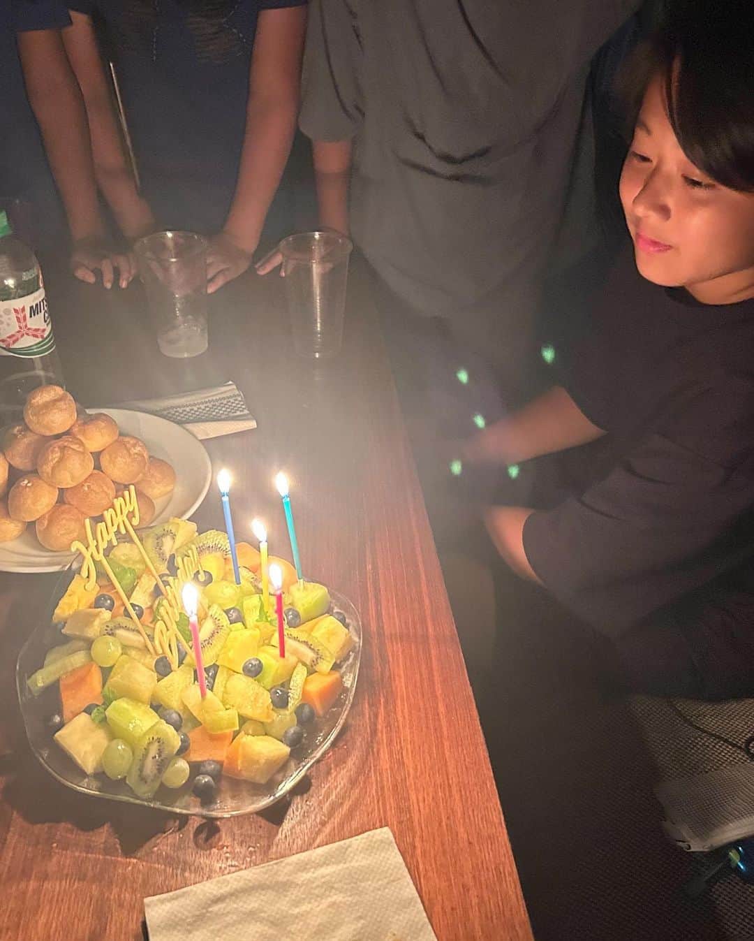 田中亜希子さんのインスタグラム写真 - (田中亜希子Instagram)「先日は長男13歳の誕生日🎂でした！  お友達からもお祝いしてもらえて、中学生になってからも相変わらず毎日楽しそうでなによりです。  身体が大きくなり、メロンが小さく見えるようになってきました。来年は大きなメロンが買えるように頑張りたいと思います。 身体は大きくなってきたのに5歳児育ててるのかな。と、違和感を感じることがあるけれど、子供らしいところが魅力的！と母さんも吹っ切れるようにするよ。 自分らしさを大切に、心も体も健康的に育ってね👍  #誕生日#中学生#happybirthday #birthday #メロン#おうちスイーツ」7月26日 18時28分 - akiico