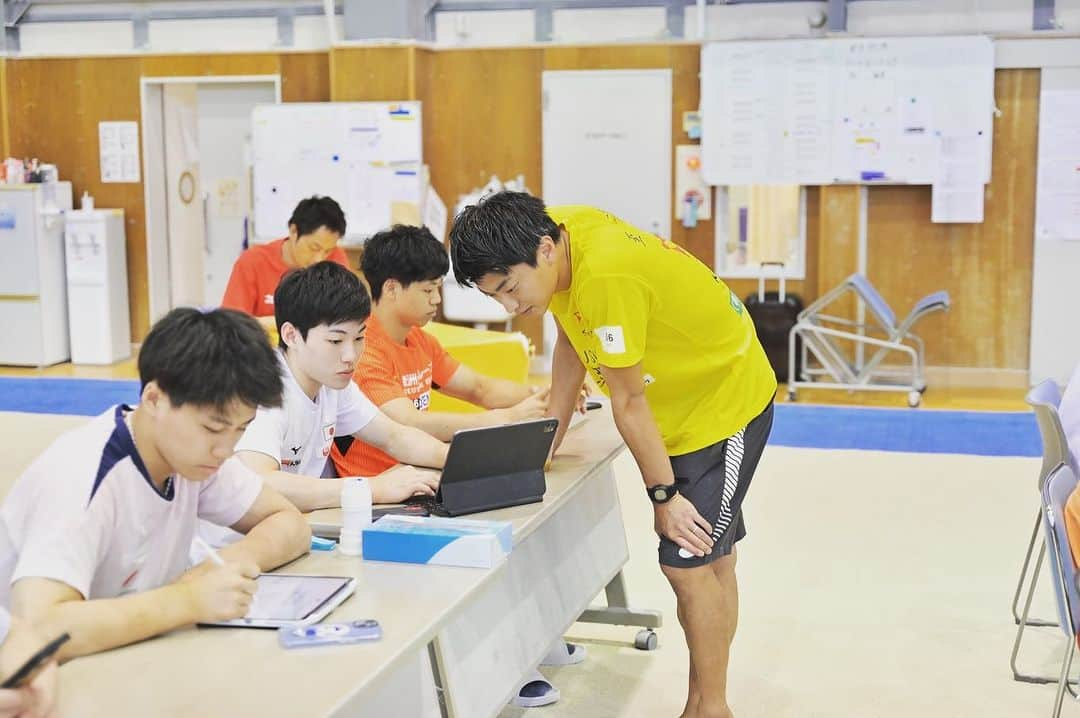 亀山耕平さんのインスタグラム写真 - (亀山耕平Instagram)「本日は日本一の体操クラブ🇯🇵  そして、 世界一を狙う人のみが集まって尖りに尖り続けている🌏 私の故郷　徳洲会体操クラブにて講義させていただきました(^^)  今年の選考会を拝見し思ったことは、彼らは可能性と、能力と、実力を兼ね備えている選手たちだということでした👍  来年のパリ五輪に向けて、引き続き応援して参ります。  #徳洲会体操クラブ #鹿屋体育大学体操競技部 #タートルパートナーズ」7月26日 18時31分 - kohei.kameyama