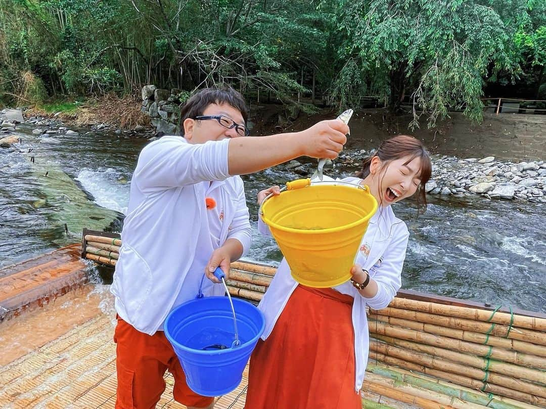 白井奈津のインスタグラム：「旬の鮎を堪能ーー‼︎ ということで鮎のつかみどり体験も🐟✨  私は全然上手く掴めず なんなら鮎の勢いに圧倒され逃げ ほとんど天野さんにつかみどりして頂きました  鮎のお刺身や塩焼きなど 新鮮な鮎ならではの鮎料理 すっごく美味しかったです🤝  #あまドラ #テレビ愛知 #ドライブ旅 #毎週土曜放送 #岡崎 #男川やな #鮎 #鮎つかみどり  #キャイーン #あまのっち #nexco中日本 #ドライブ #🚗 #10んがってるテレビ愛知」