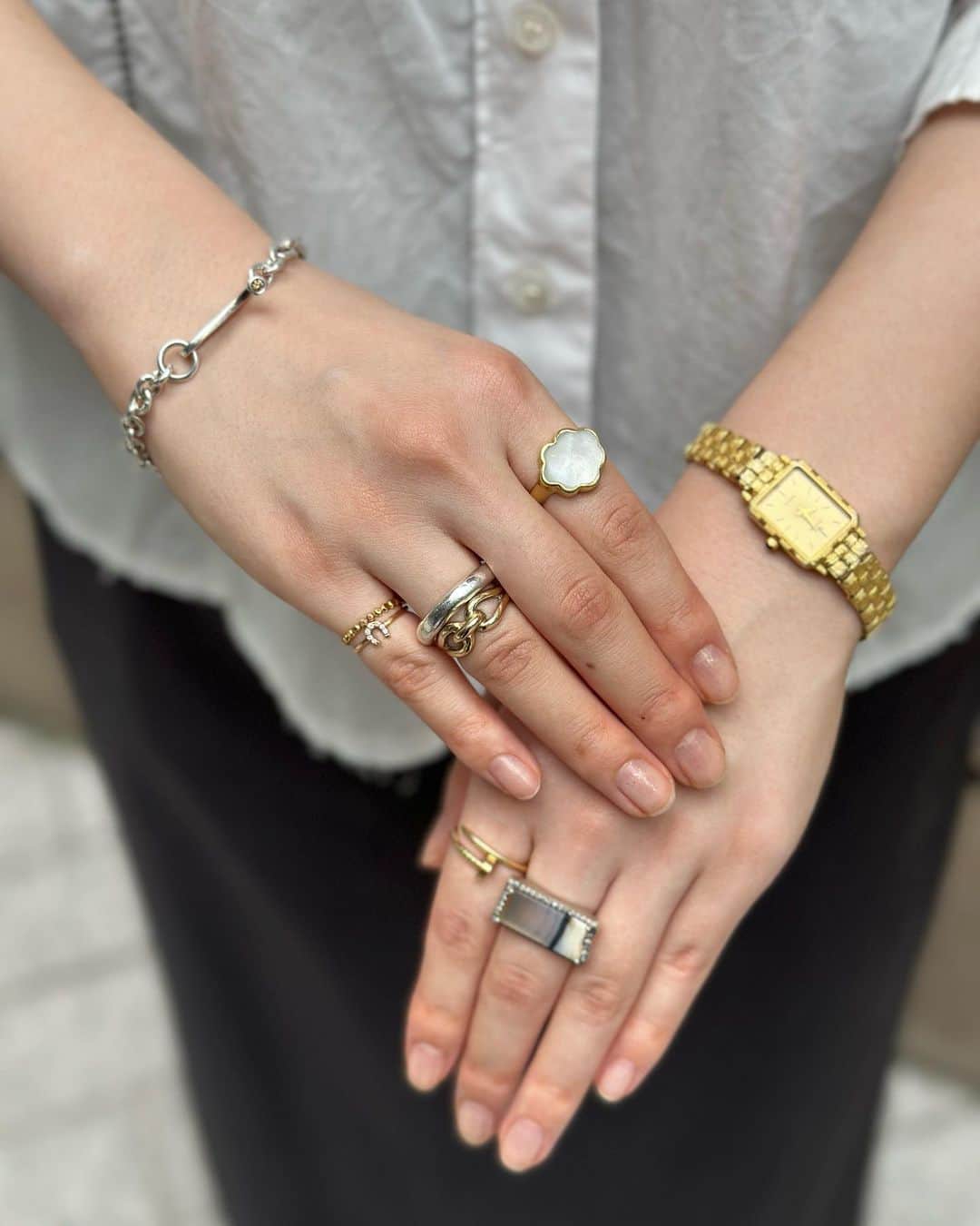 のインスタグラム：「MALCOLM BETTS JEWELRY SNAP! 銀座本店スタッフ 「ジュエリーが好きでリングはたくさん持っているので、＜マルコム ベッツ＞ではブレスレットを選びました。左手にゴールドの時計を着けているので、右手にはシルバーのものが欲しかったんです。チェーンタイプのブレスレットですが、着脱がとっても簡単！片手でもらくに着けられるんですよ。留具のところにさりげなくついているブラウンダイヤがポイント。祖母からもらったリングとも相性がよく、お気に入りのアイテムです！」  #マルコムベッツ #ブレスレット #ジュエリー #バーニーズニューヨーク #malcolmbetts #bracelet #jewelry #barneysnewyork #MALCOLMxBNY」