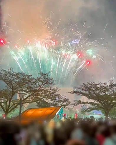 みんちゃん のインスタグラム：「🎆天神祭　2023  人めっちゃいたけどやっぱり近くで見るのはいいね✨  #花火 #祭り #お祭り #夏 #summer #大阪 #osaka」