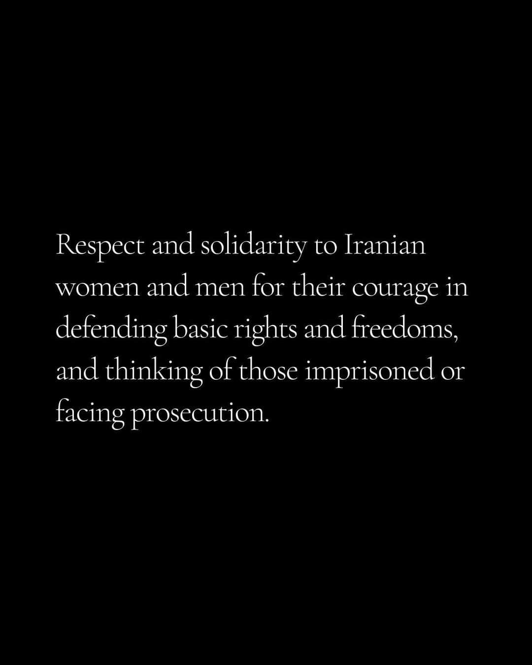アンジェリーナ・ジョリーさんのインスタグラム写真 - (アンジェリーナ・ジョリーInstagram)「Respect and solidarity to Iranian women and men for their courage in defending basic rights and freedoms, and thinking of those imprisoned or facing prosecution - as in other situations where freedom of expression is restricted or denied - including #ElahehMohammadi #NiloofarHamedi #NargesMohammadi #ToomajSalwhi   #womanlifefreedom #mahsaamini #humanrights」7月26日 9時39分 - angelinajolie