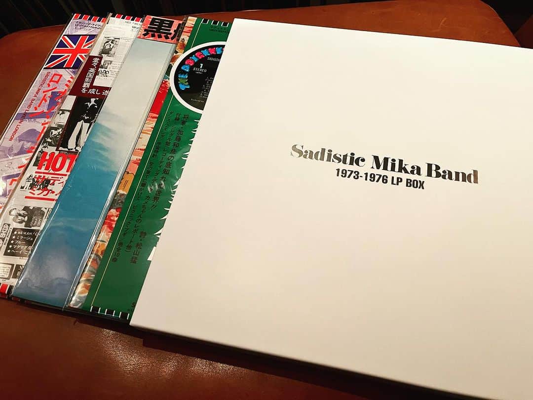 浅田信一のインスタグラム：「今朝レコ  「サディスティック・ミカ・バンド 1973-1976 LP BOX」は今日発売のやつ。  アビーロードスタジオにてハーフスピードマスタリングとのこと。音がナチュラルでいいねー。  曲も演奏もすごいな。ロキシー超えてるし。  若かりし高橋幸宏さんがオシャレ過ぎてかわいい。」