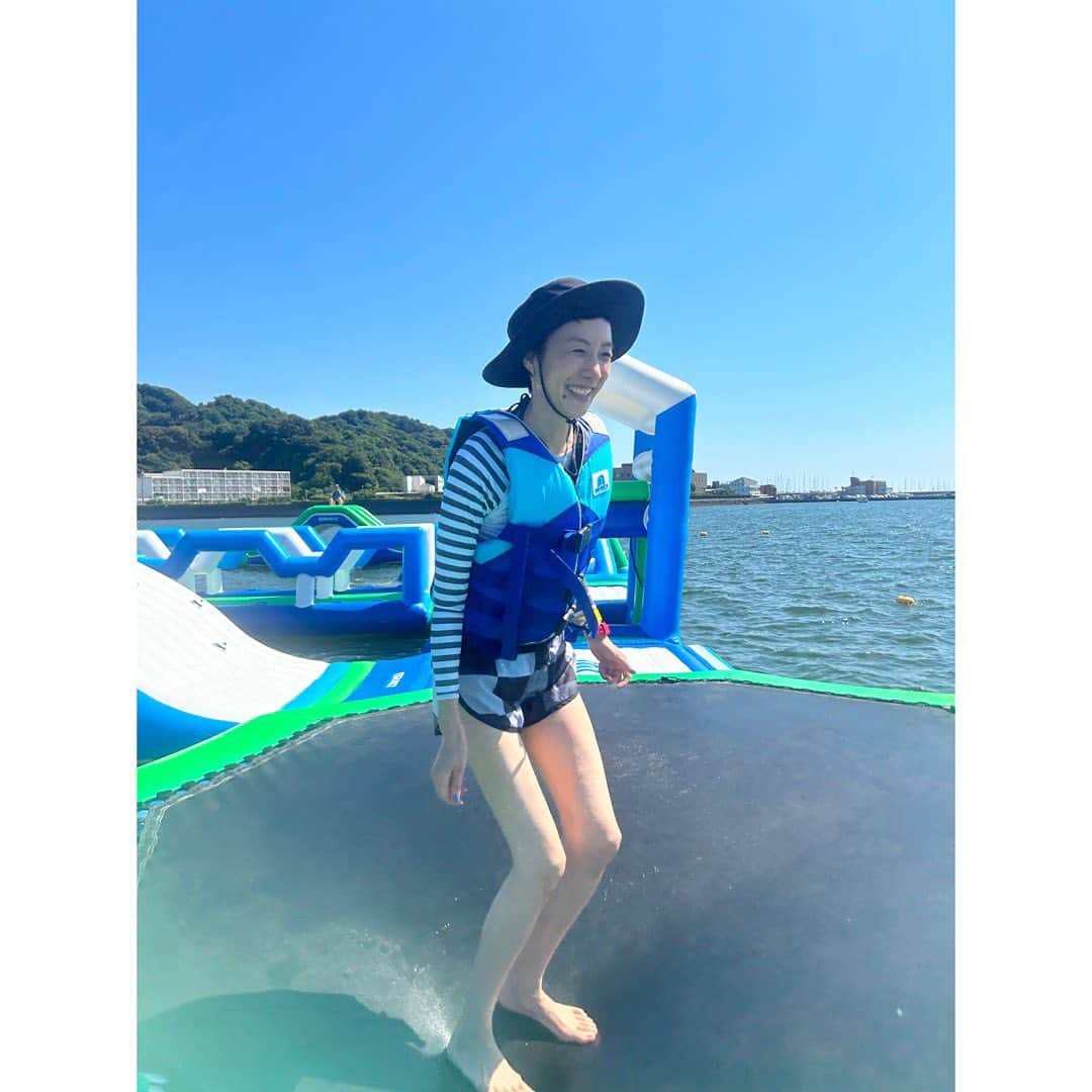 はなさんのインスタグラム写真 - (はなInstagram)「親戚キッズが約束通り、海に連れて行ってくれたよ！逗子海岸にあるウォーターパークで大暴れ🤣バナナボートに乗って、芸能人水泳大会みたいなことして、トランポリンで飛んでるつもりが1mmしか飛んでなかったり😅夜は森戸海岸で富士山バックにしっとり花火大会🎇遊び疲れて最後は抜け殻のようでしたが、夏のはじまりを告げる暑い、アツい1日でした🥹 #逗子海岸ウォーターパーク #葉山花火大会」7月26日 9時44分 - hanalovestaco