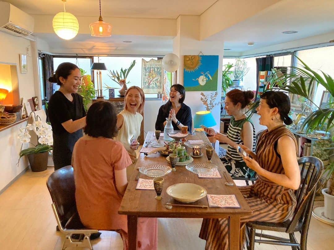 関根祥子のインスタグラム：「先日の念願のよーこ飯と♡ 親戚みたいなI ma kokoメンバー☺️  私徳の会🥰  本当に美味しい楽しい、幸せな会でした。。。最後の方ポヤポヤしてしまったw  うまく伝えられないけど…ありがとう😌 このメンバーでできてよかった。  大好きだー また親戚の会しようね♡  veganの料理 発想力 本当すごいなー、、、色んなところから旨みっや深みって出るんだなー よーこさんって天才だなーーーー😍ありがとーーー！！！」