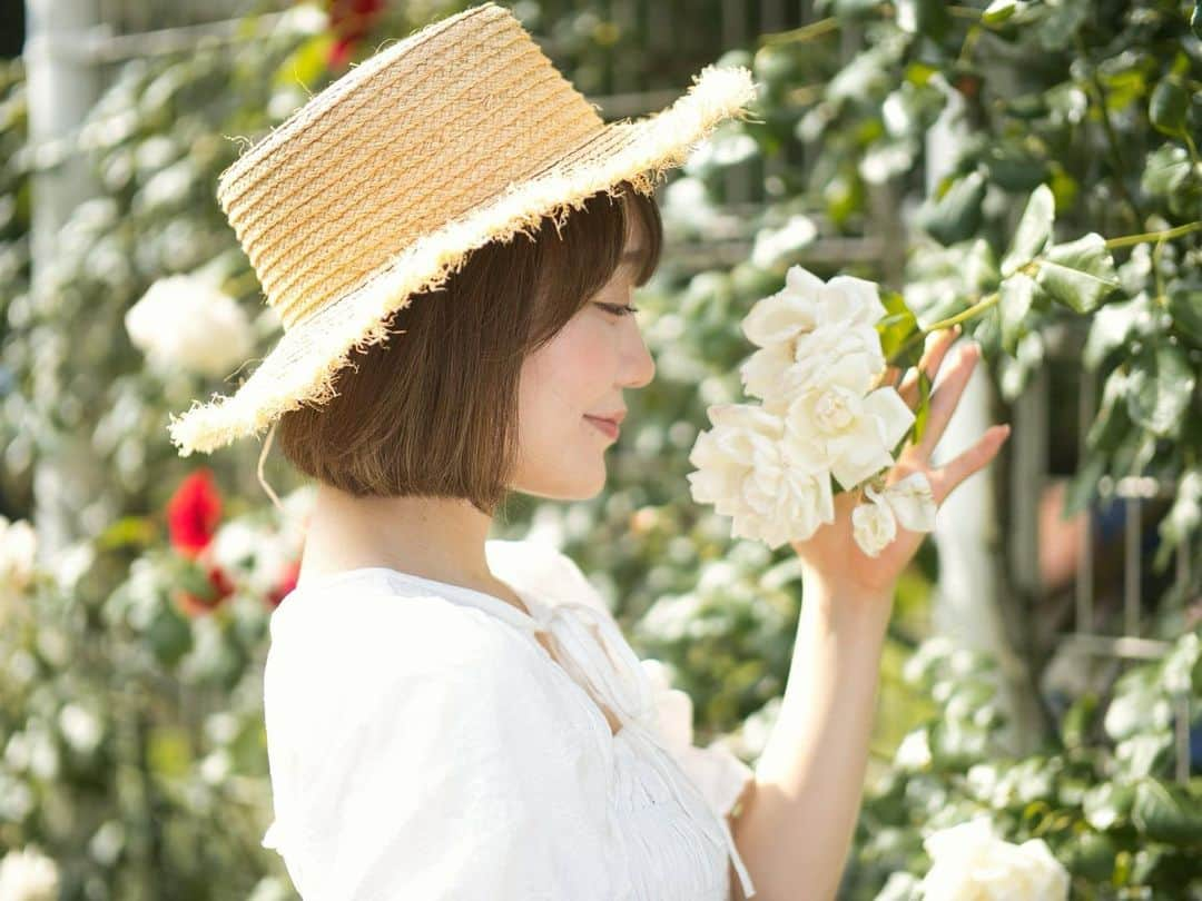 Roseのインスタグラム：「🍃🥀🍃  写真に映る自分の姿を見た時に いままで見たことのない自分に出会うことがある  ずっと内側から輝く女性でいたいな✨  いつも楽しい時間をありがとう🫧  #撮影会 #野外撮影会 #個人撮影会  #被写体 #被写体モデル #ポートレート  #代々木公園 #代々木公園薔薇の園  #薔薇園 #薔薇とわたし🌹」