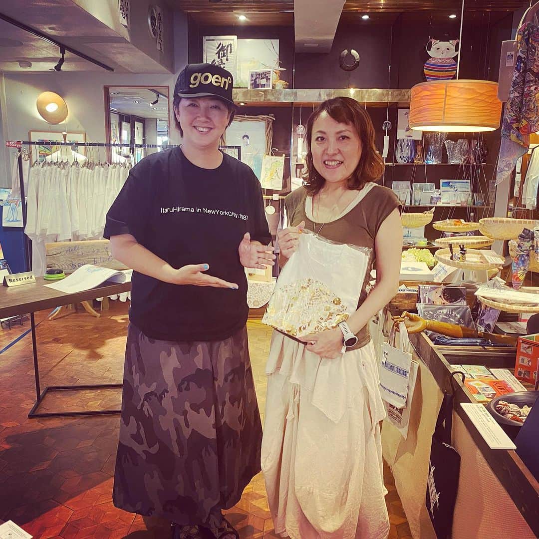 のインスタグラム：「#突然ですが占ってもいいですか   毎年、番組の【開運カレンダー】を デザインさせていただいてるのですが その作業のご褒美で占っていただいてます。  今年も番組でご活躍中の大串ノリコ先生（個人鑑定は4年待ちという大人気の先生） 手相占いと紫微斗数占いをしていただきました。  大変貴重なお時間をありがとうございます。  美しいお顔で、優しく ズバッと軽やかに言ってくださるので、 潔く楽しく受け止められます。 私は先生と会うといつも元気になれます。 楽しくなっちゃいます。  そして先生は、 Ateliergoen°でも【金のスカルTシャツ】を 手にしてくださいました。光栄です。 #開運Tシャツ　として今後も制作します。  ぜひ、この金ピカスカルを着て 先生の大好きな登山や旅行、修行の旅へ 行っていただけたら嬉しいです♫  「周りに優秀な人が助けてくれてるので、基本的にあなたはワイワイ楽しいと思うことをしてればいい。」  というお言葉を信じて これからも周りに甘えながら頑張ります。笑  #開運デザイナーを目指して #ご縁力を絶やさぬために鍛える  #開運カレンダー2024ご期待ください」
