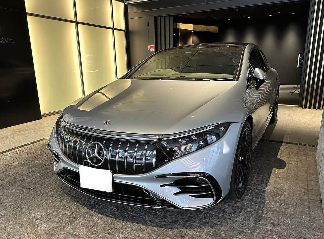 井口資仁さんのインスタグラム写真 - (井口資仁Instagram)「「メルセデスAMG EQS 53 4MATIC＋」  スポンサーシップ契約していただいてる メルセデスベンツ様  2年間乗らせていただいたSクラスとお別れ😂 只今入れ替え途中の代車 「メルセデスAMG EQS 53 4MATIC＋」 代車が良すぎます👍  次は何の車がくるのか楽しみ😆  #井口忠仁 #井口資仁 #melcedesbenz  #eqs53  #eqsamg  #メルセデスベンツ  #メルセデスamg  #メルセデスeqs」7月26日 10時26分 - iguchi.tadahito6