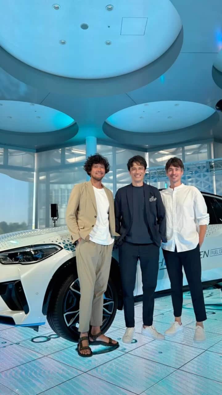 三浦理志のインスタグラム：「BMW IX5 Hydrogen 水素電気自動車を初体験！ アクセルを踏み込んだ時の加速の速さに驚き、乗り心地の良さも最高です！ 充電の速さがなんと3〜4分！ これは嬉しいですね！ @bmwjapan   #BMW #BMWJapan  #THEiX5Hydrogen #水素電気自動車 #駆けぬける歓び #サステナビリティ」