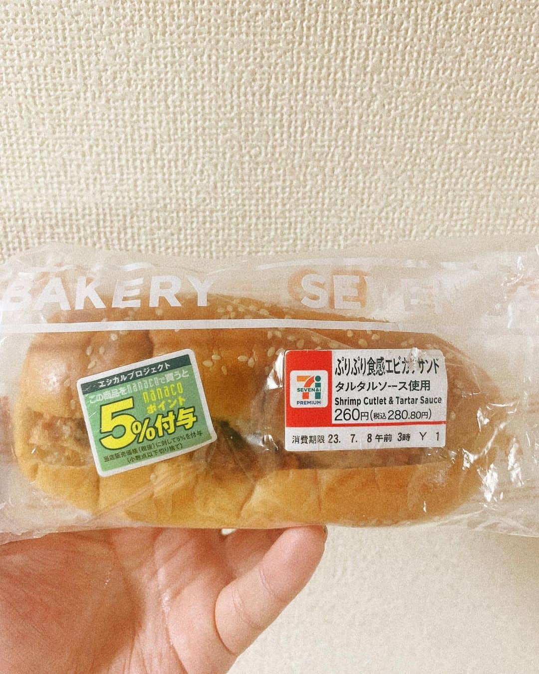 のインスタグラム：「ティッシュとかタバコとかポケットに入れたまま間違えて、洗濯してまう事ってたまーーーにあるやないすか？？  今回、海老カツサンドを間違えて一緒に洗濯してしまいました。  信じられますか？？これ、50分くらいすすぎ、洗い、脱水をされたあとの海老カツサンドなんです いやはや、昨今の惣菜パンの密封技術には、いつも関心させられますな！！！」
